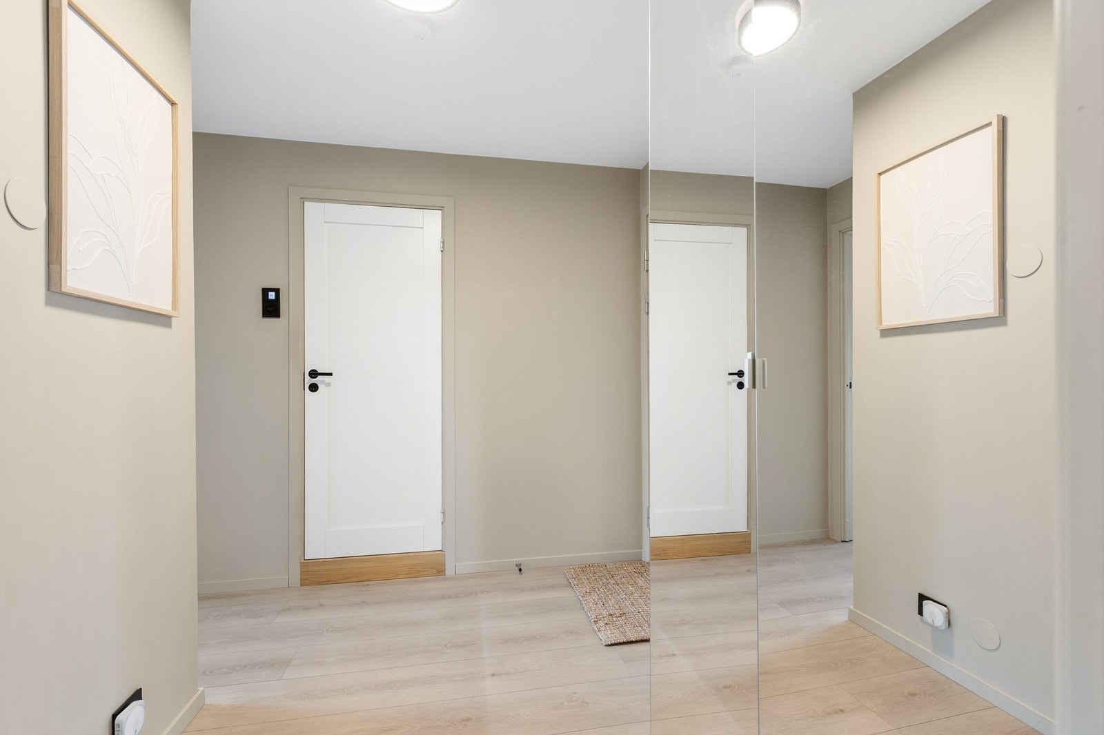 Det er god plass til å henge fra seg yttertøy i et praktisk garderobeskap med speilfronter. Galleribilde