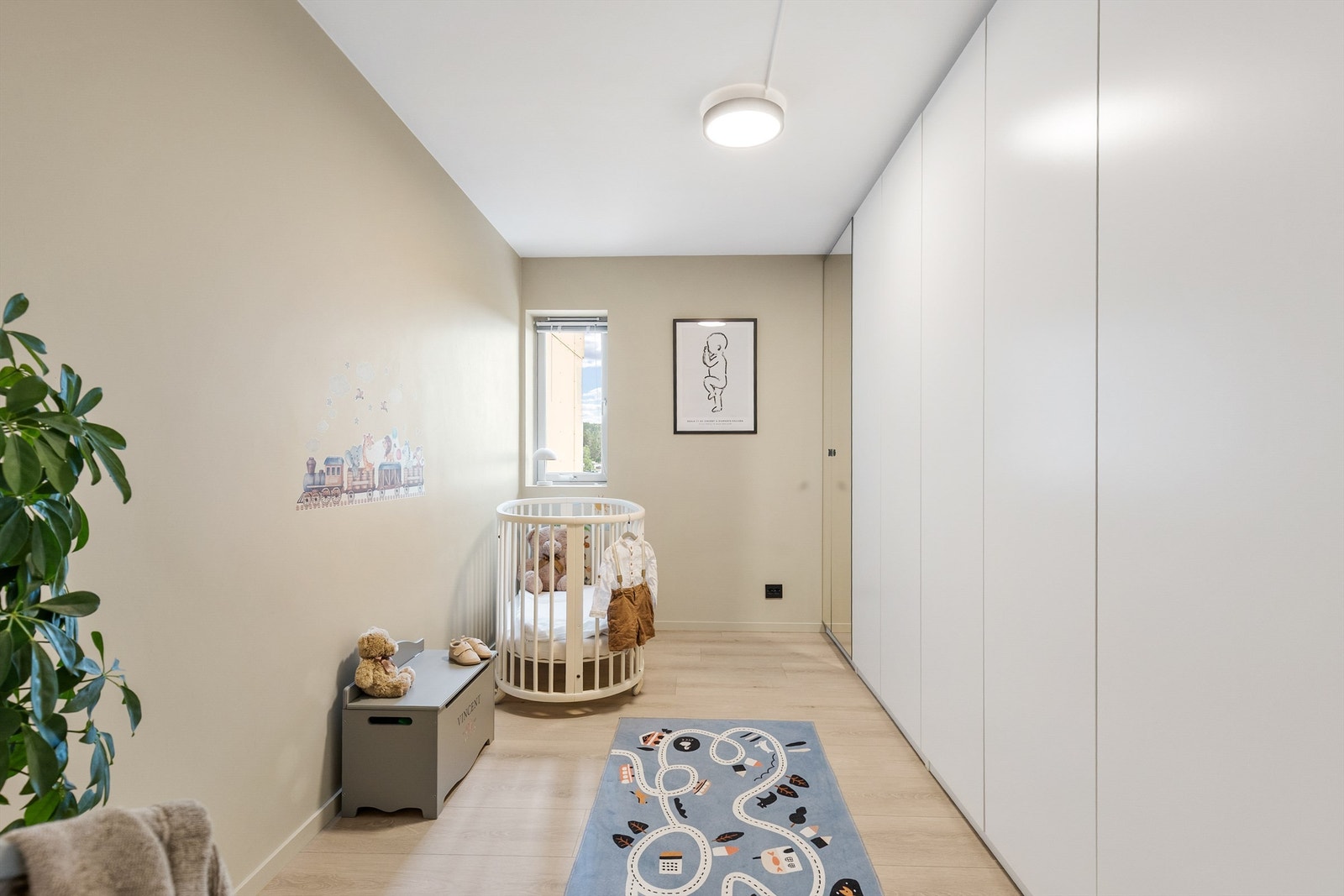 Boligens andre soverom er av god størrelse og egner seg godt som barnerom, gjesterom eller kontor. Galleribilde