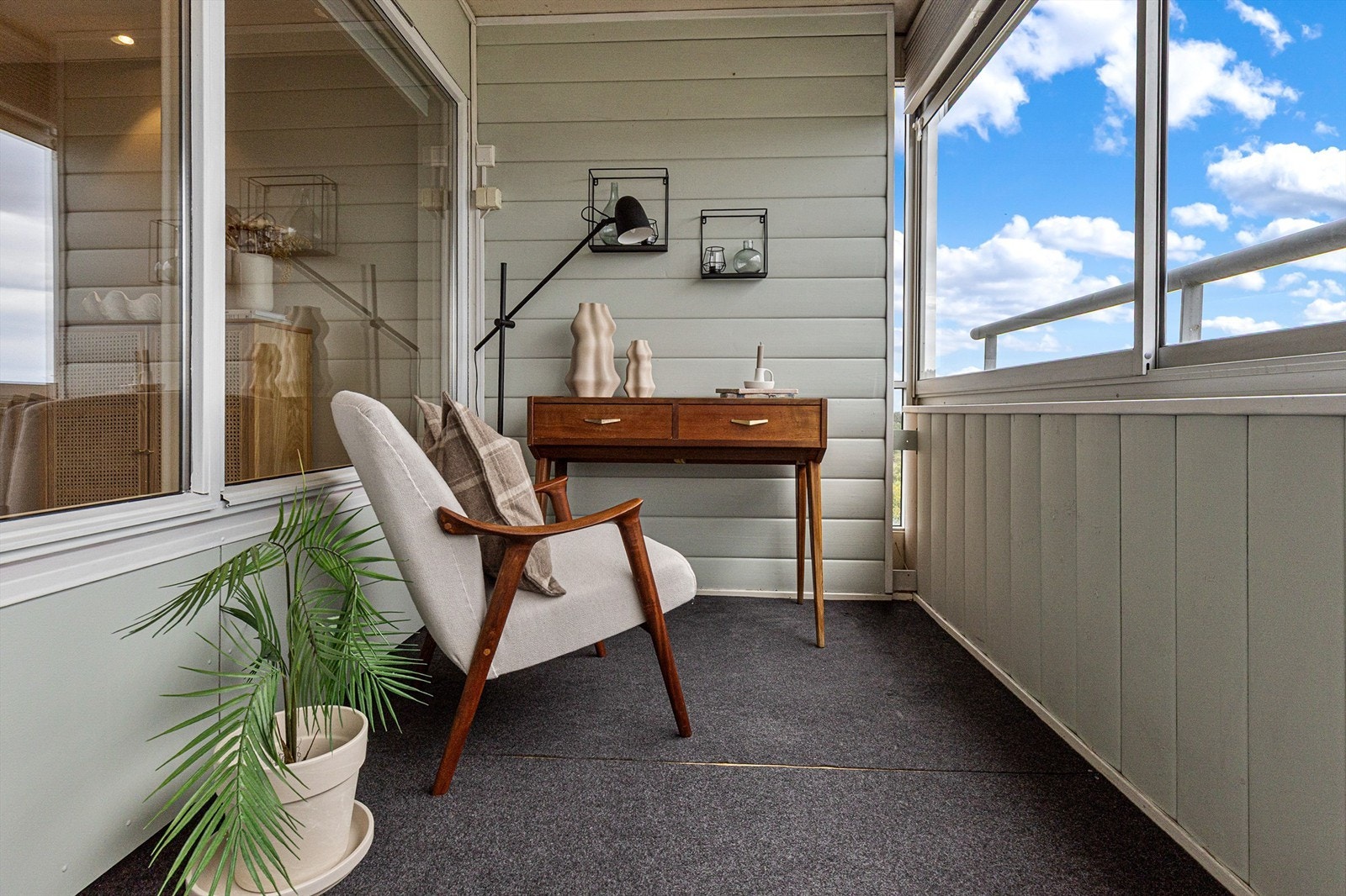 Her kan man møblere med ønsket utemøblement. Balkongen fungerer som en fin forlengelse av stuen på årets varmere dager. Galleribilde