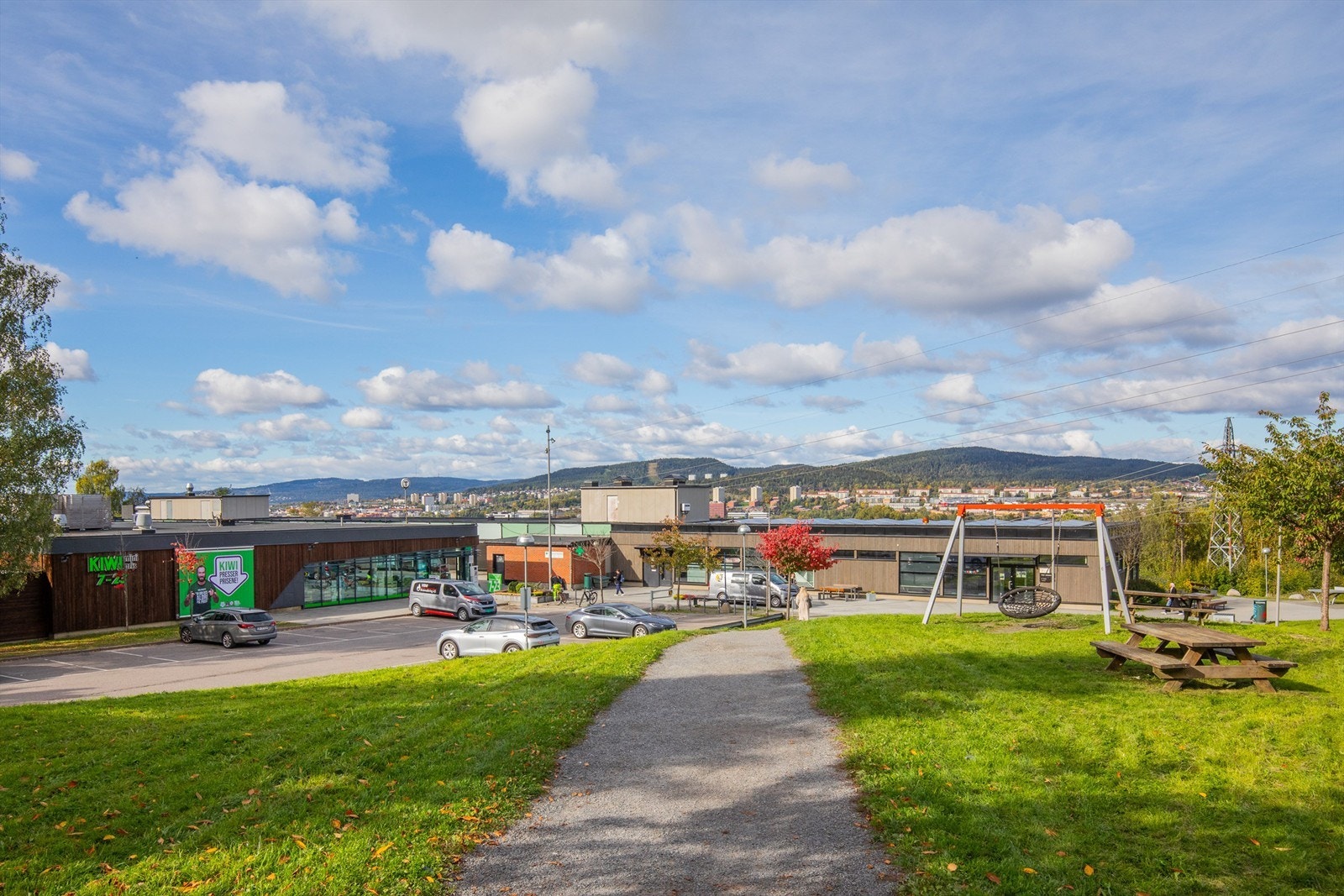 Trosterud T-bane med hyppige avganger inn til Oslo sentrum ligger i gangavstand. Galleribilde