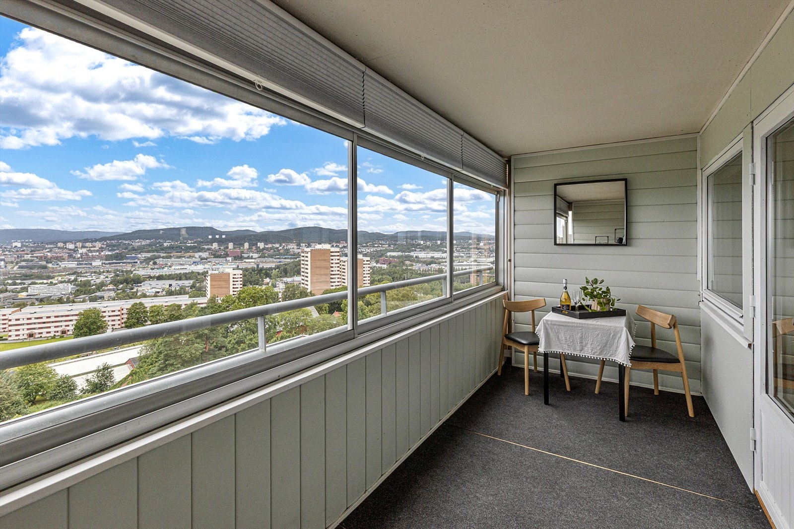 Balkongen er innglasset, noe som forlenger bruken til større deler av året. Galleribilde