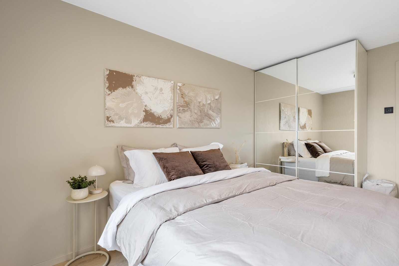 Det er også godt med oppbevaringsplass i en romslig skyvedørsgarderobe med speilfronter. Galleribilde