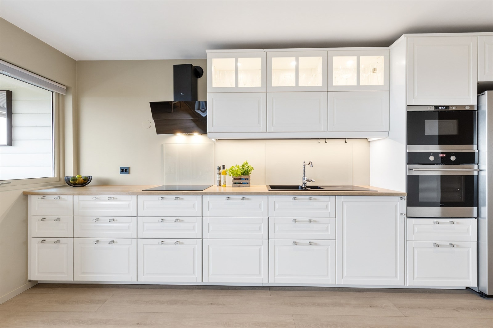 Den store benkeplaten gjør det enkelt å diske opp lekre retter med god arbeidsplass. Galleribilde