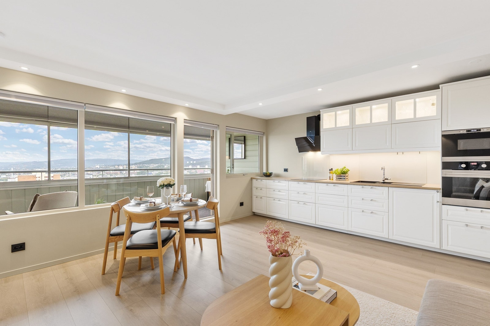 Det funksjonelle og lekre kjøkkenet er holdt i en åpen løsning mot stuen, hvor man kan tilberede maten og samtidig være sosial med gjestene. Galleribilde