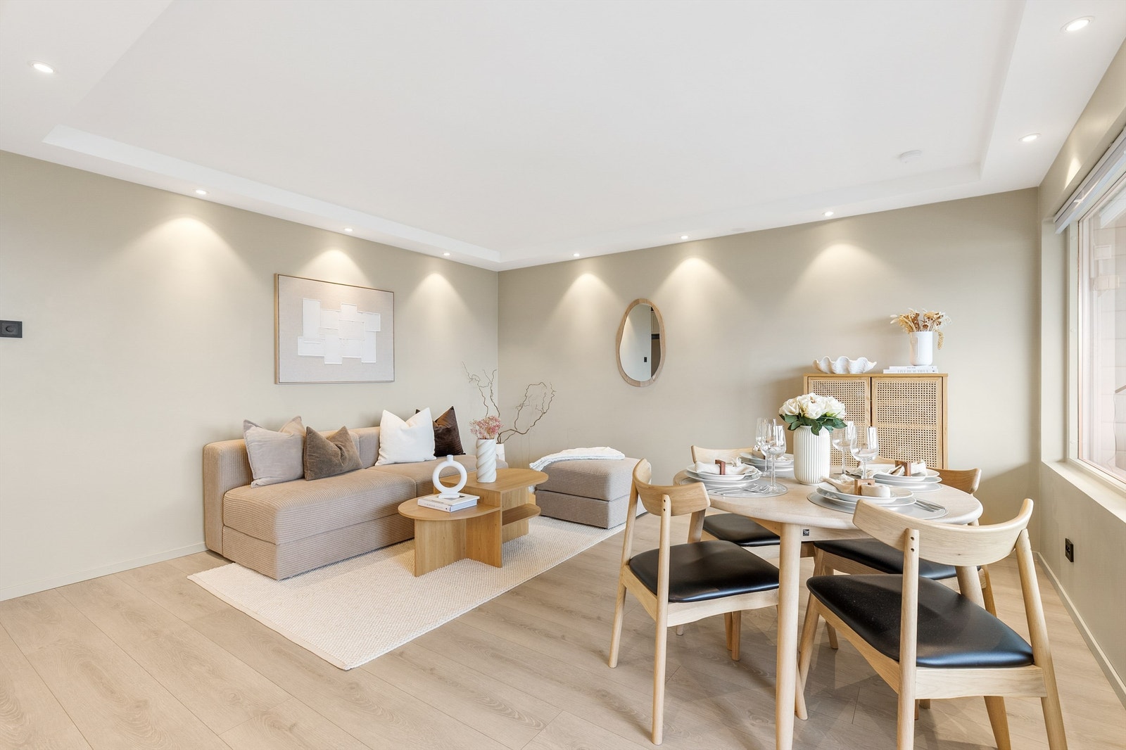 Stuen er av god størrelse med plass til å møblere i soner. Galleribilde