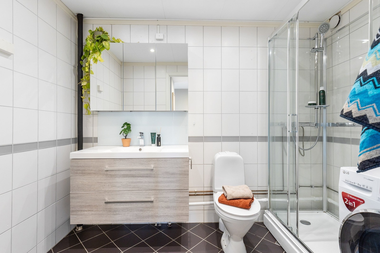 Badet er flislagt på gulv og vegger med elektrisk varme i gulvet. Galleribilde