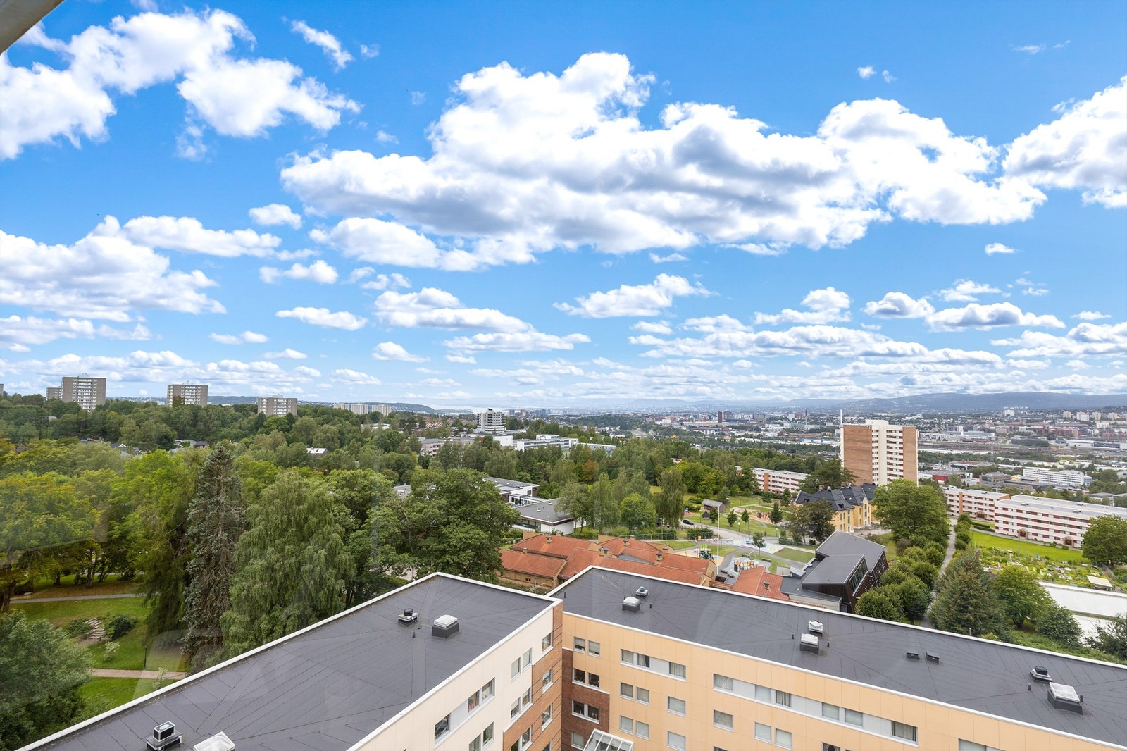 Det er flott utsikt over området fra 9. etasje. Galleribilde