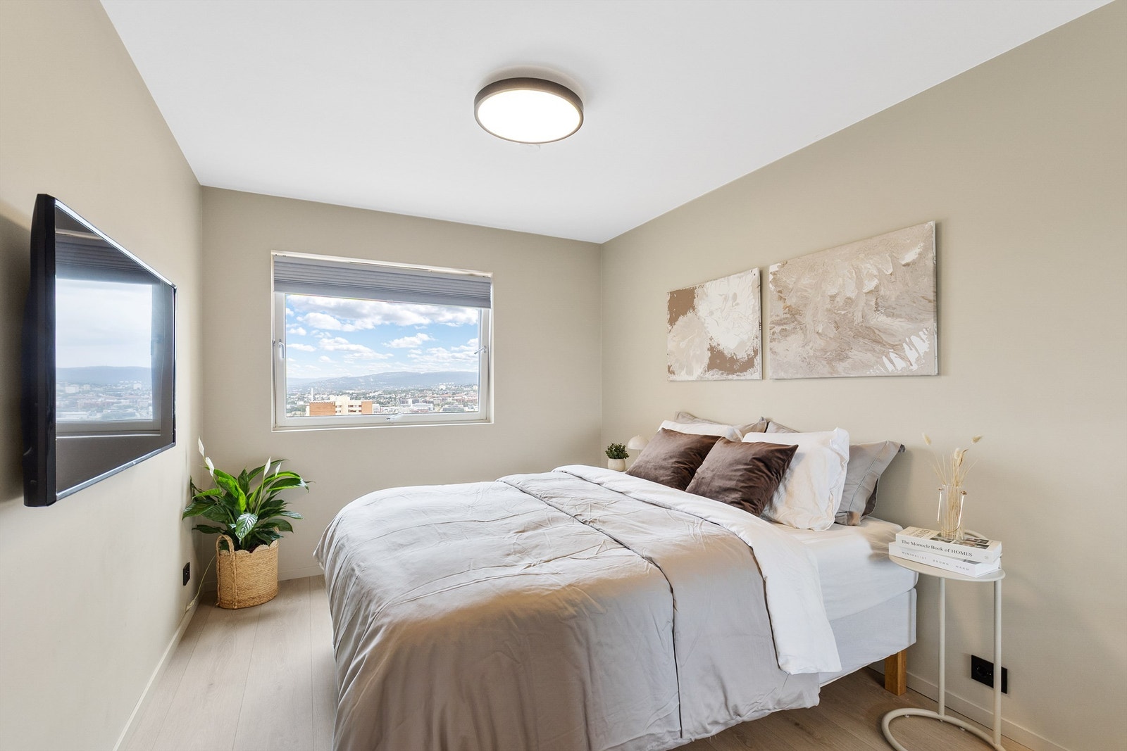 Hovedsoverommet er av god størrelse med plass til dobbeltseng og tilhørende nattbord. Galleribilde