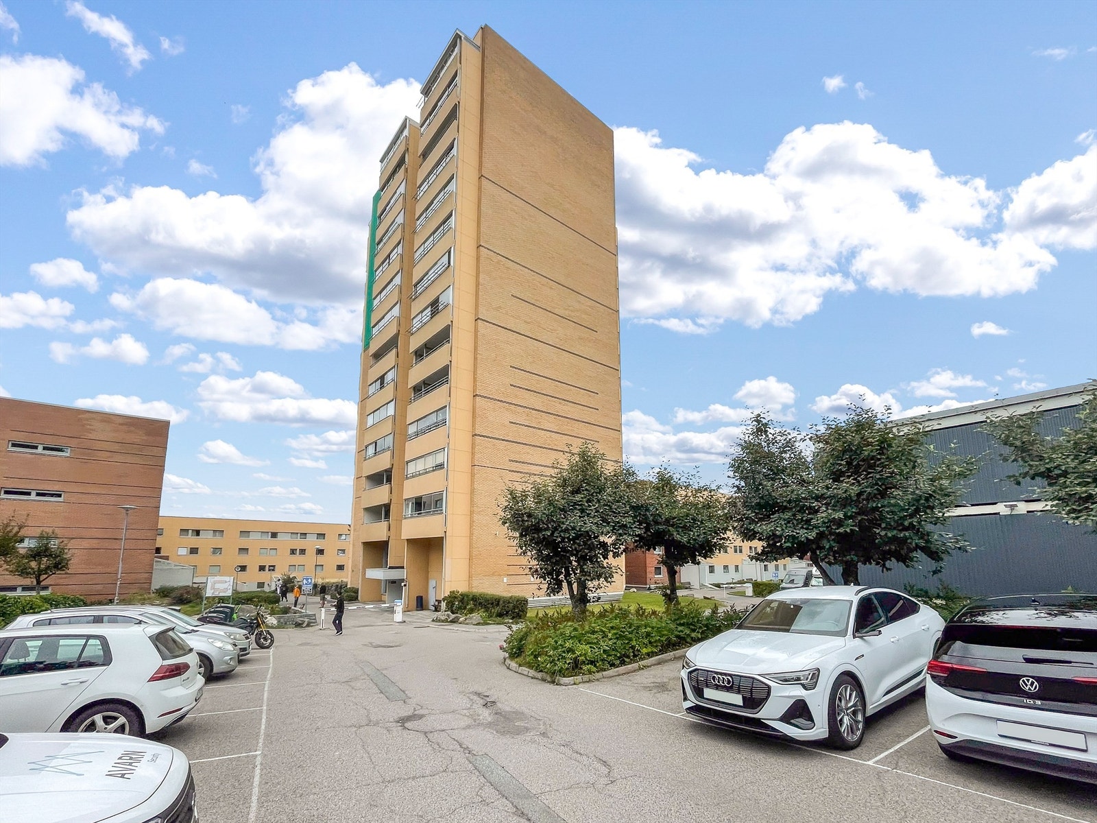 Haugerud er et etablert og rolig boligområde i bydel Alna, med grønn og skjermet beliggenhet. Her bor du i et trivelig nabolag som kombinerer nærhet til natur, gode kollektiv- og servicetilbud. Galleribilde