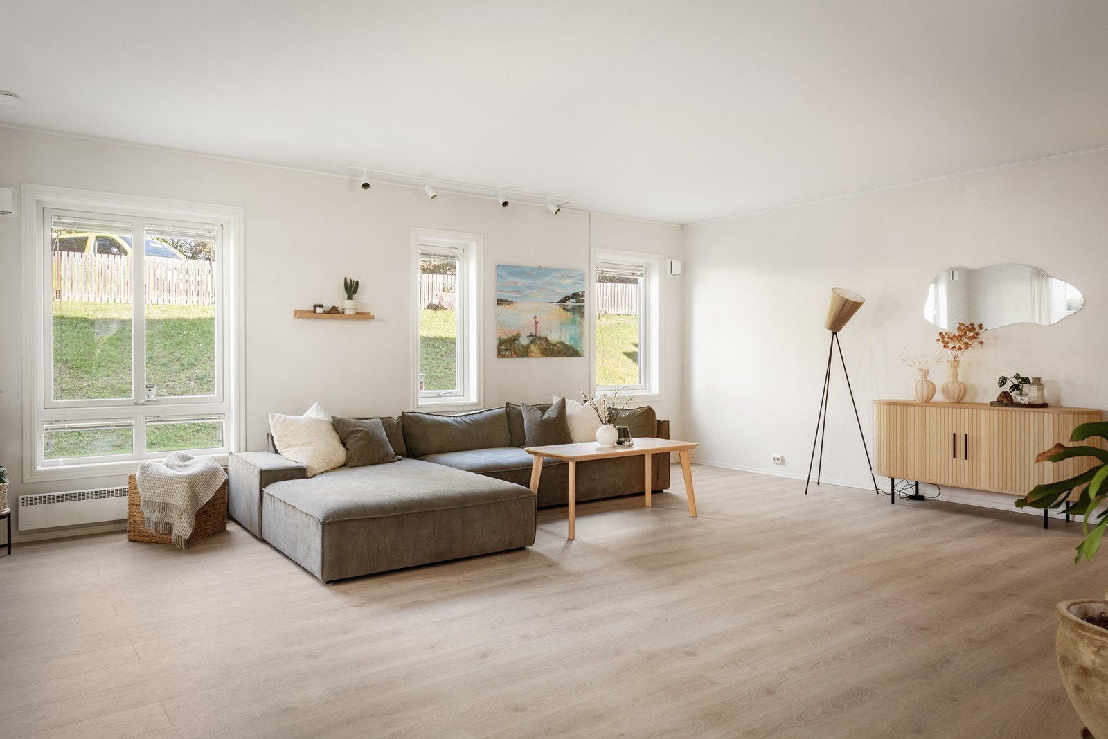 Stor og pen stue med nytt gulv og nymalte overflater. Galleribilde