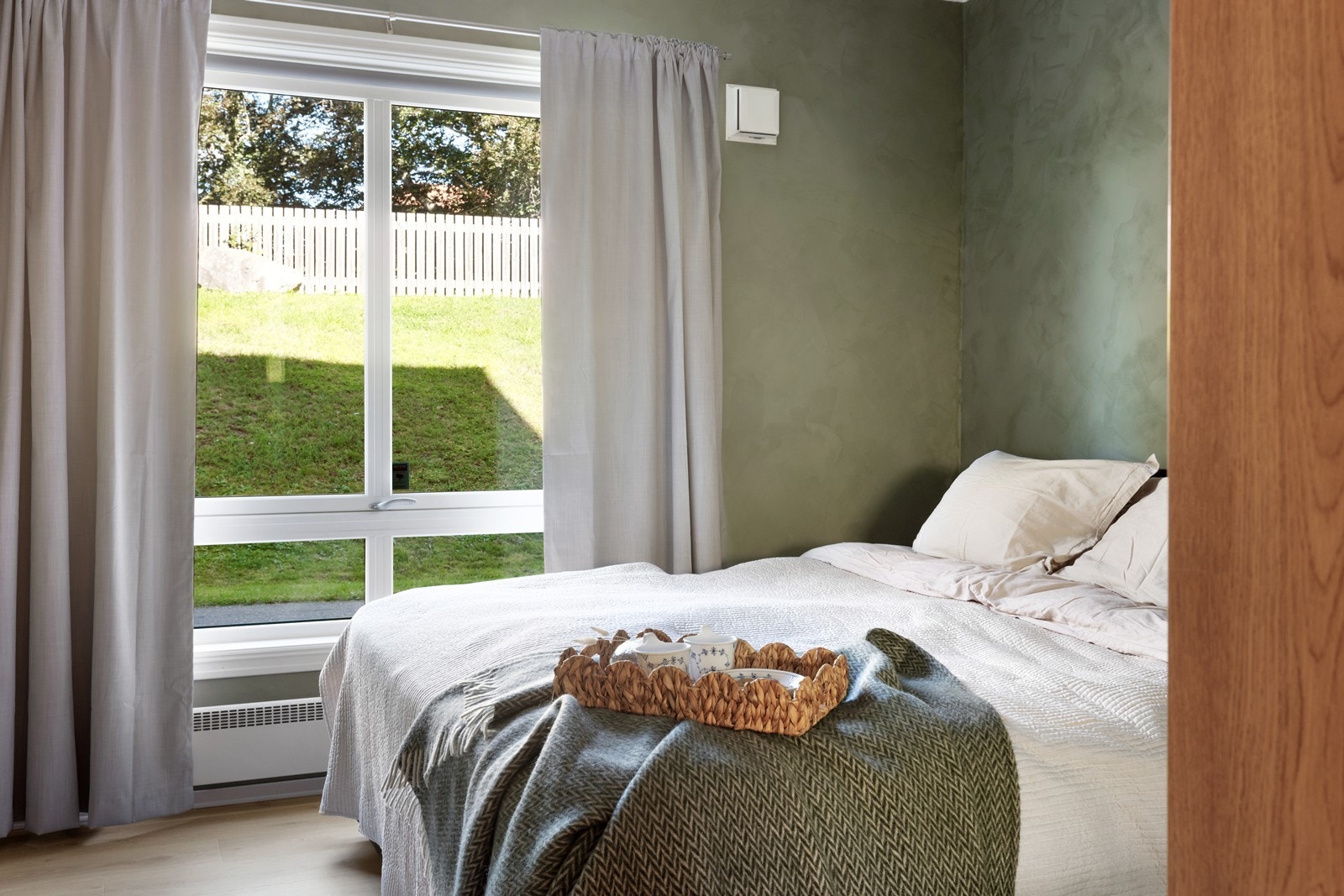 Soverommet har god takbelysning med dimmer, installert i 2023. Galleribilde