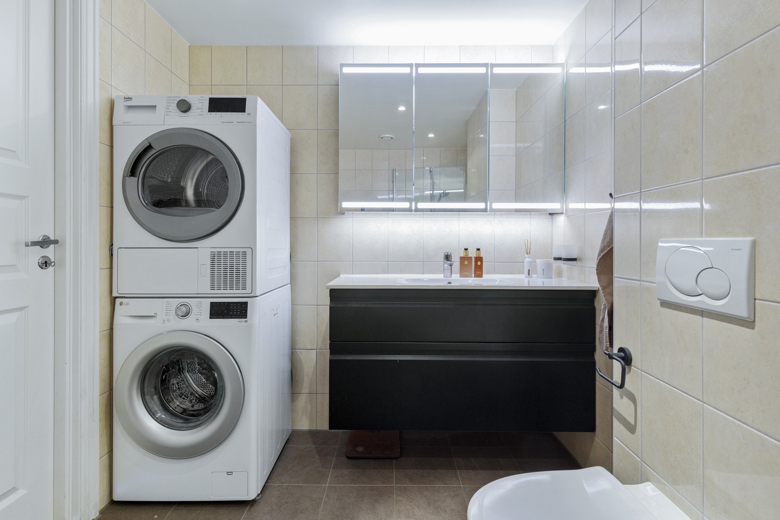 Badet har god belysning og selvfølgelig gulvvarme. Et godt sted å starte dagen. Galleribilde