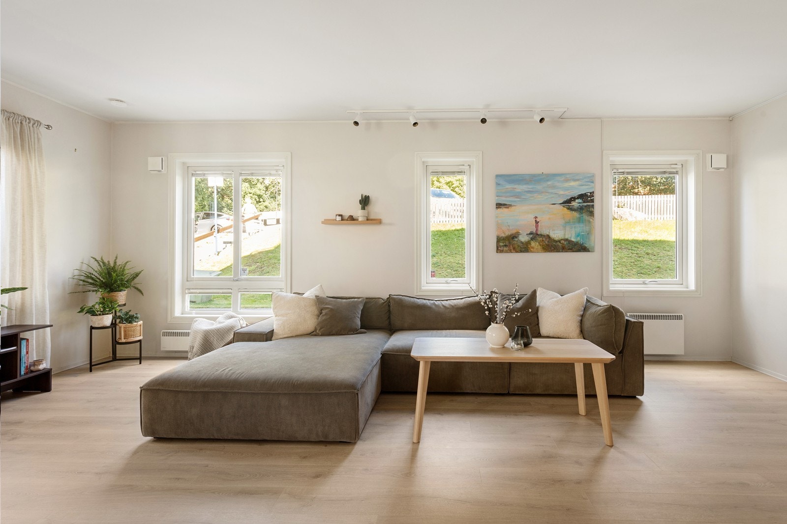 Stuen har rikelig med plass til en stor sofagruppe. Galleribilde