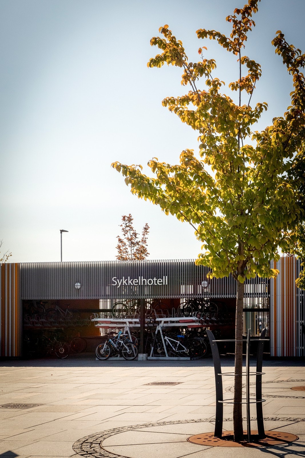 Kombiner sykkel og tog med trygg parkering i sykkelhotellet ved Ski stasjon. Galleribilde
