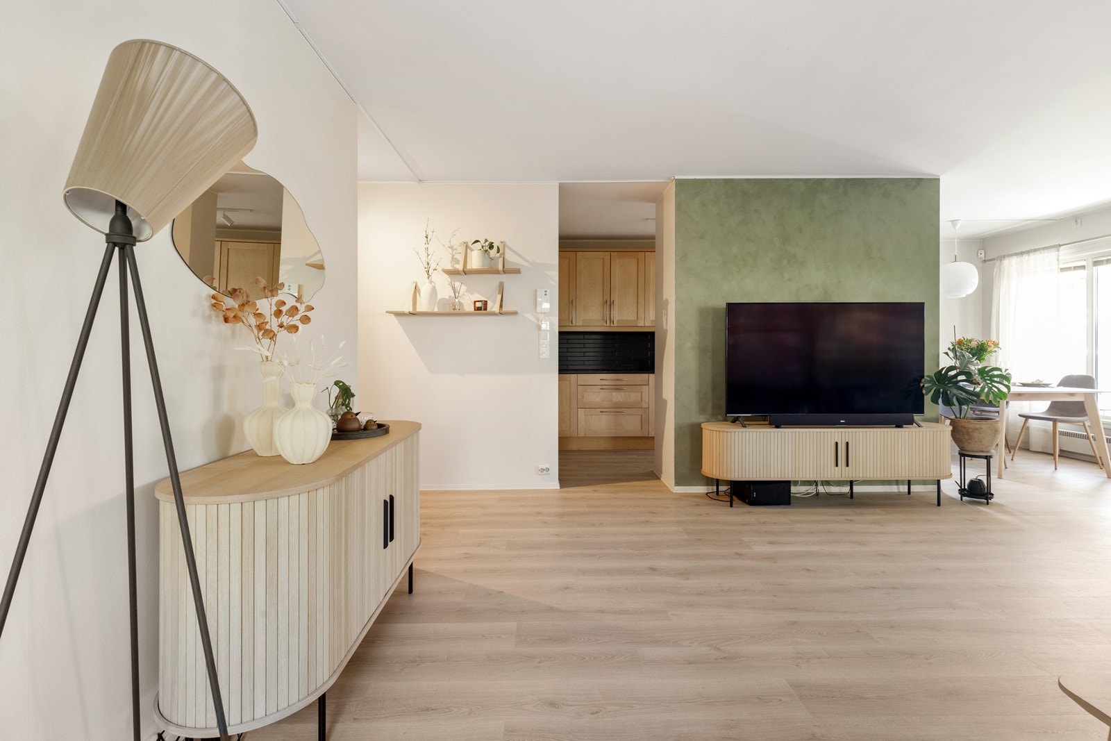 Lekkert laminatgulv er gjennomgående i hele leiligheten og skaper et helhetlig og stilrent preg. Galleribilde