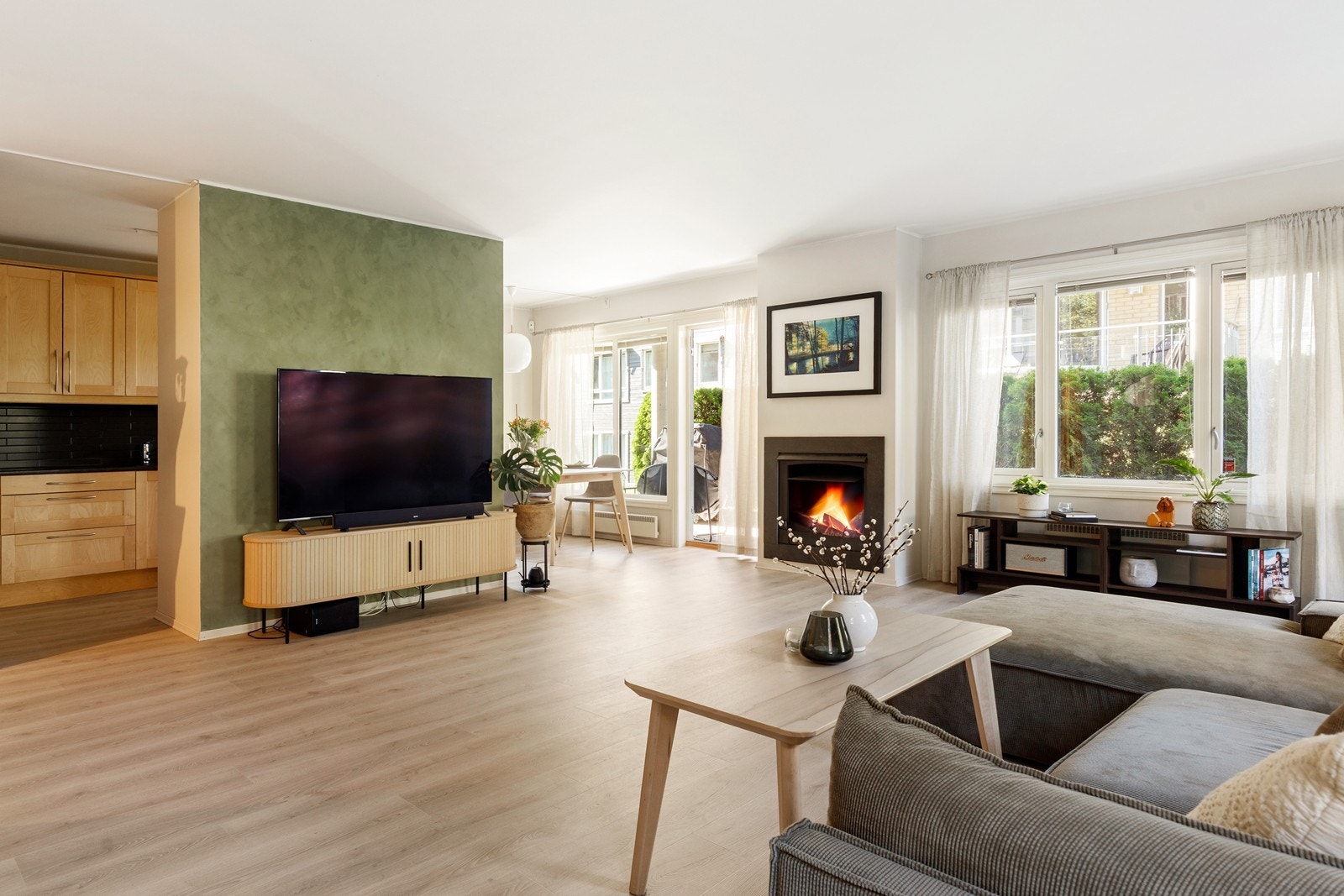 Stor og lys stue med åpen kjøkkenløsningen. Galleribilde