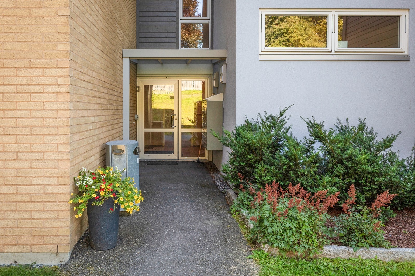 Felles inngangsparti med callinganlegg og heis som går ned til kjeller og garasjeanlegg. Galleribilde