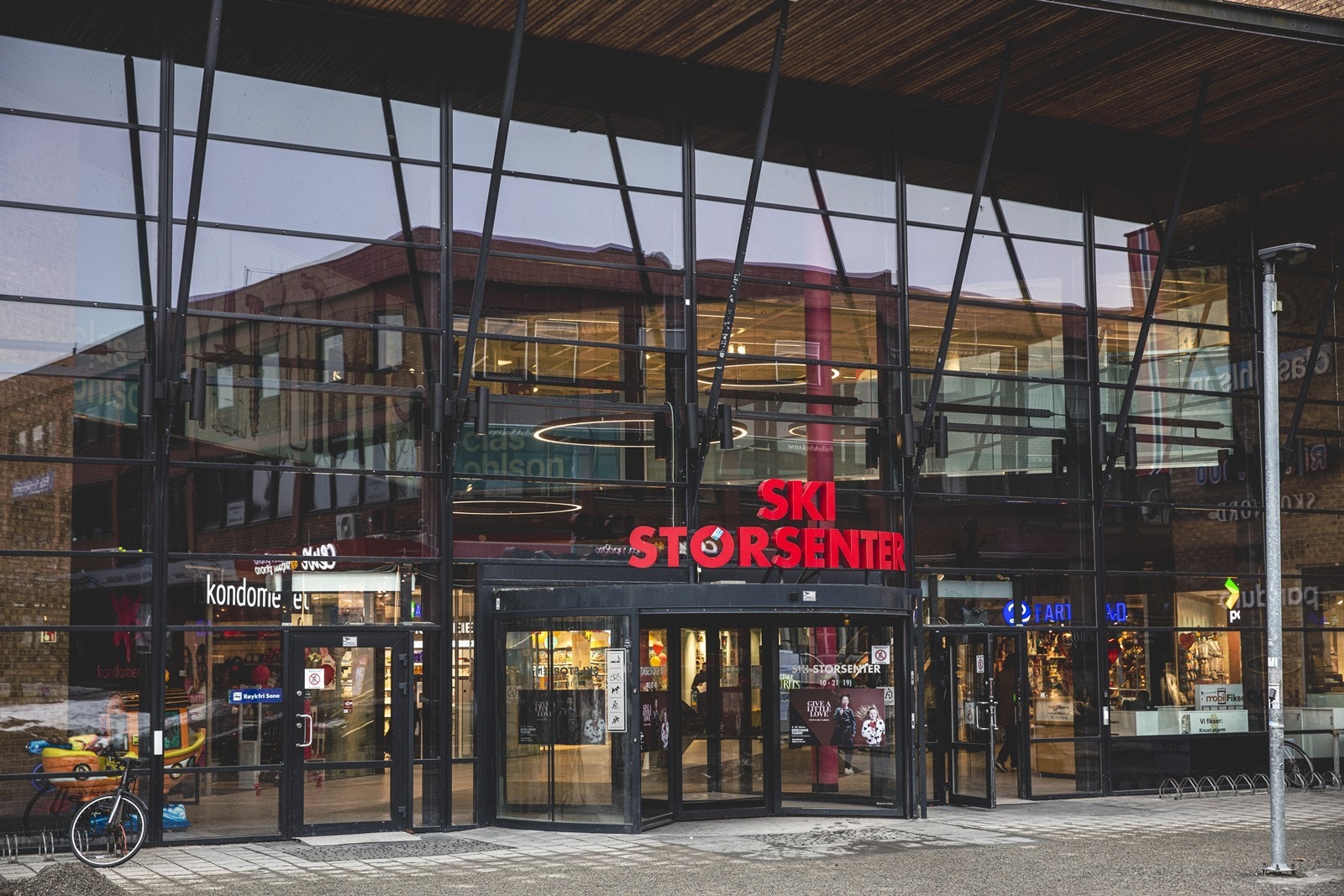 Ski Storsenter tilbyr alt du trenger av butikker, apoteket, vinmonopol, motebutikker, serveringssteder og tjenester. Galleribilde