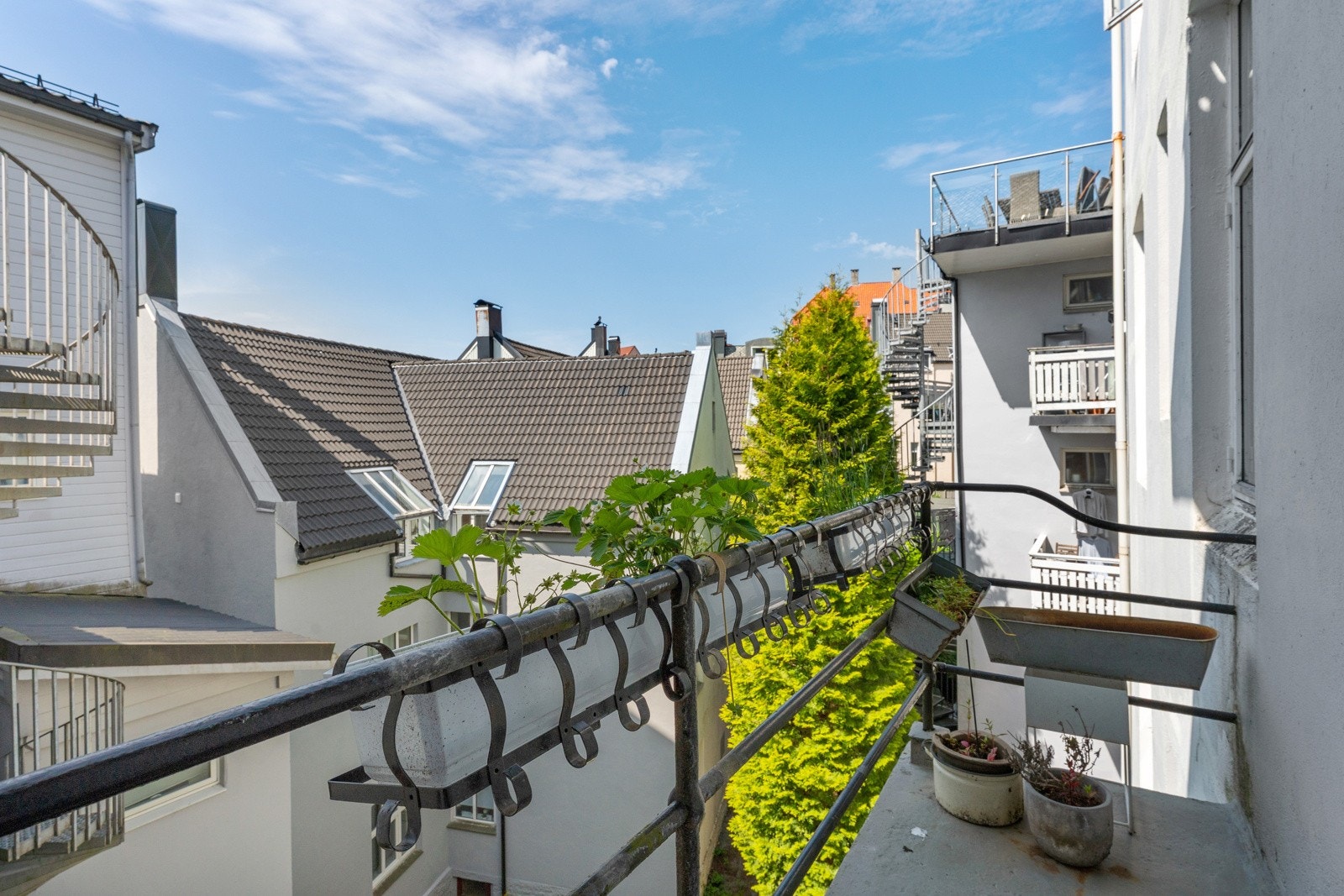 Herlig felles balkong som deles med nabo. Her er det ettermiddag- og kveldssol Galleribilde