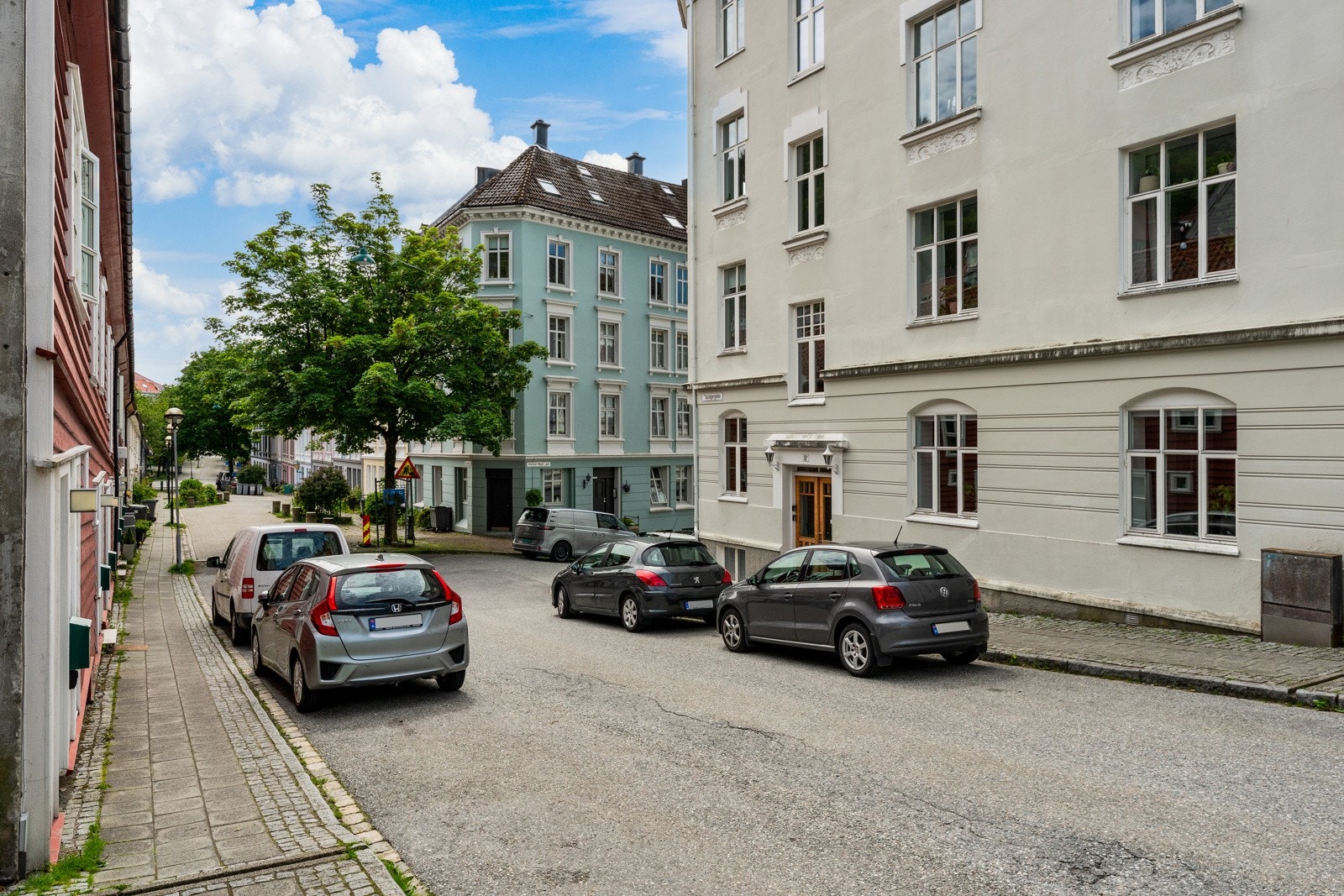 Dagligvaretilbudet er mangfoldig. Kiwi, Meny, Coop Prix og søndagsåpne "Sandviken dagligvare" ligger like bortenfor i Ekregaten. Galleribilde