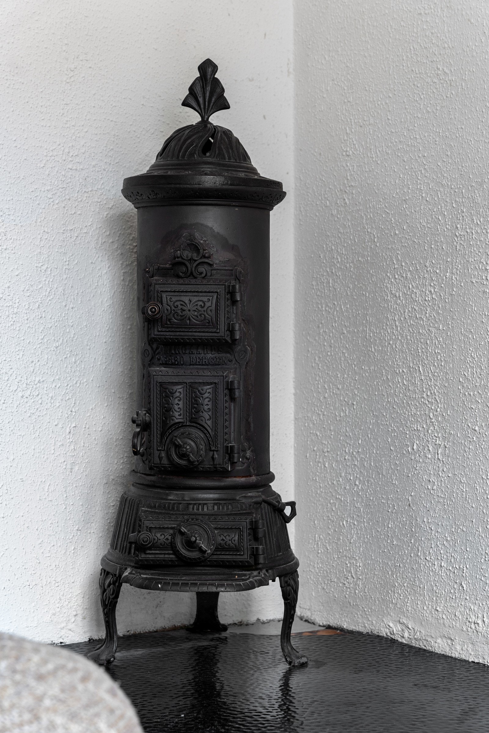 Stuen har et flott ildsted som er et særpreg i seg selv. Galleribilde