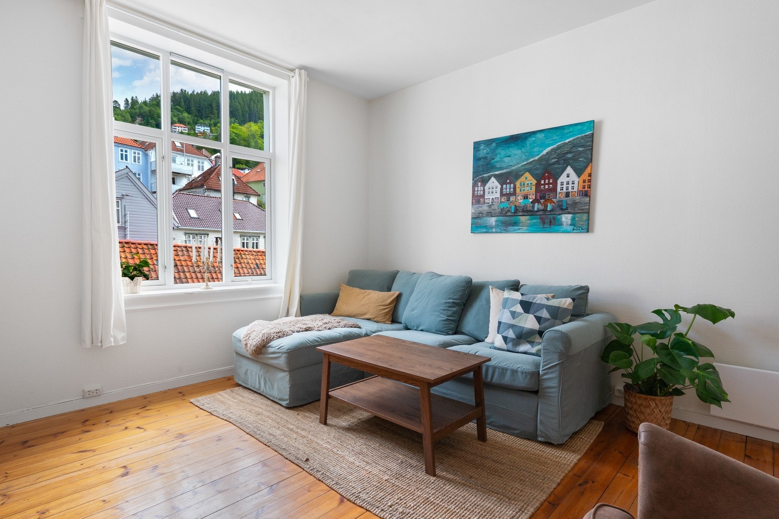 Leiligheten finner du i attraktive Sandviken. Når man spaserer fra leiligheten mot sentrum tar turen deg gjennom koselige gater, lokale kaféer, tett trehusbebyggelse og et lite stykke Bergens bolighistorie. Galleribilde