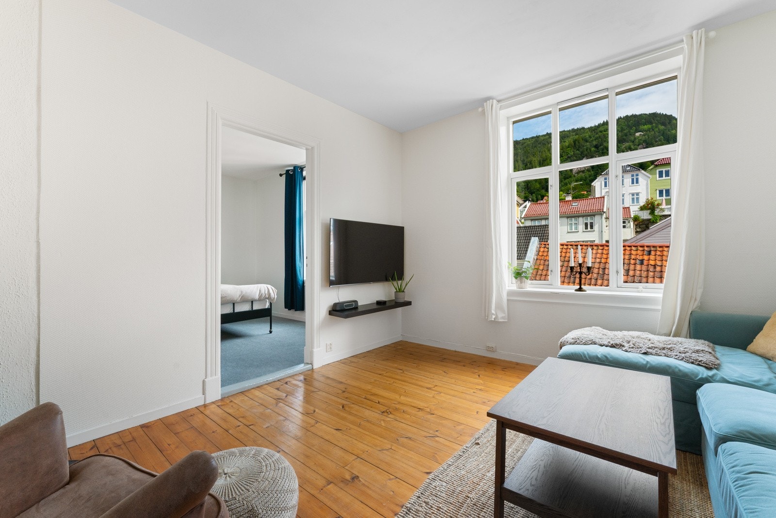 Her er det god takhøyde, flott tregulv og lysmalte flater på vegger og himling. Galleribilde