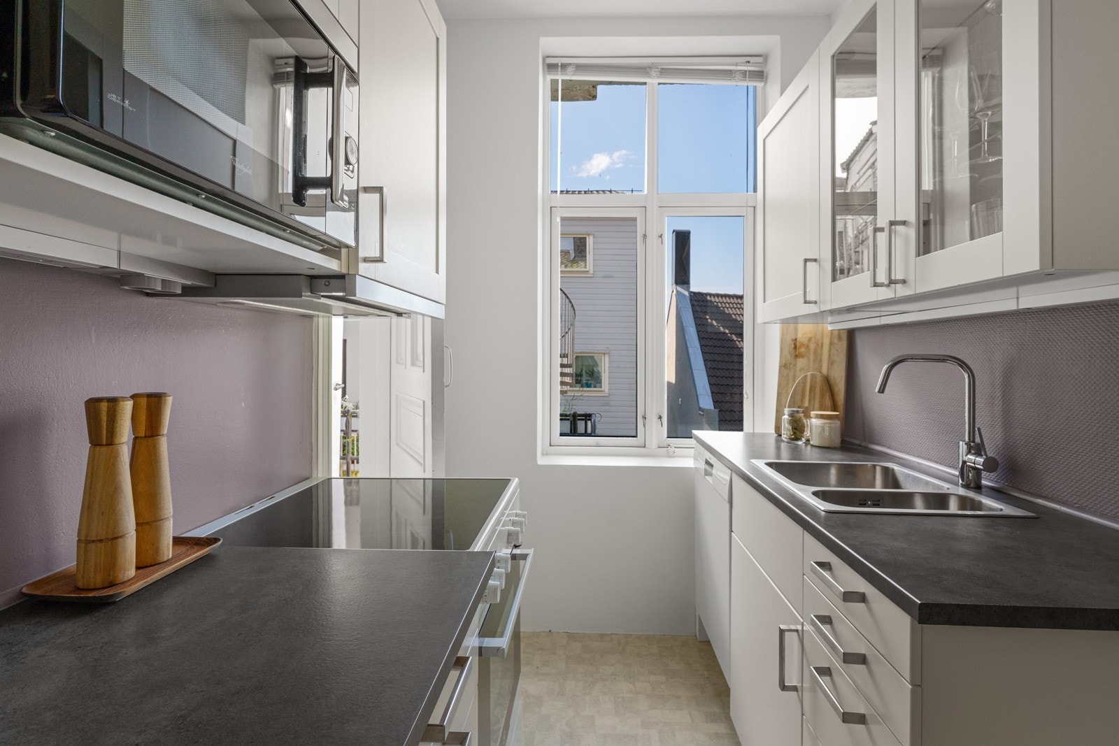 Kjøkkenet har en fin utforming med god skap- og benkeplass. Galleribilde