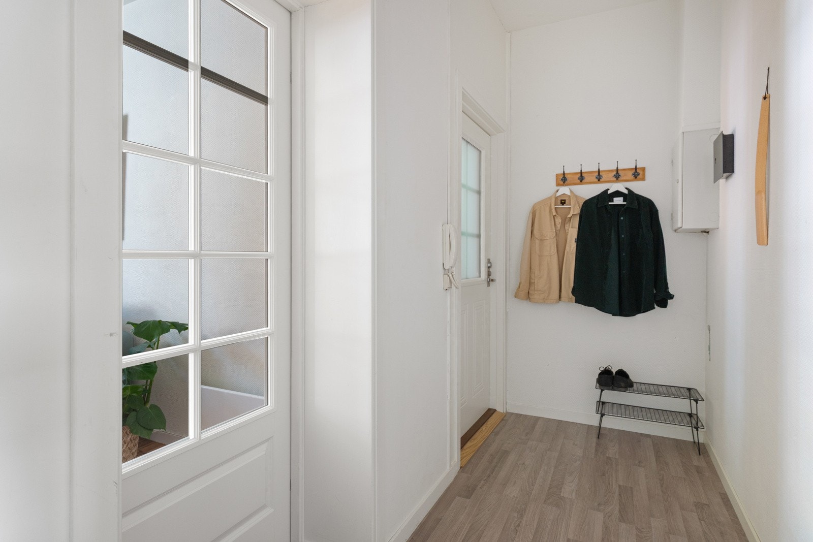 Du blir ønsket velkommen inn i en langstrakt entré. Her er det plass til å henge fra seg yttertøy og sko. Galleribilde