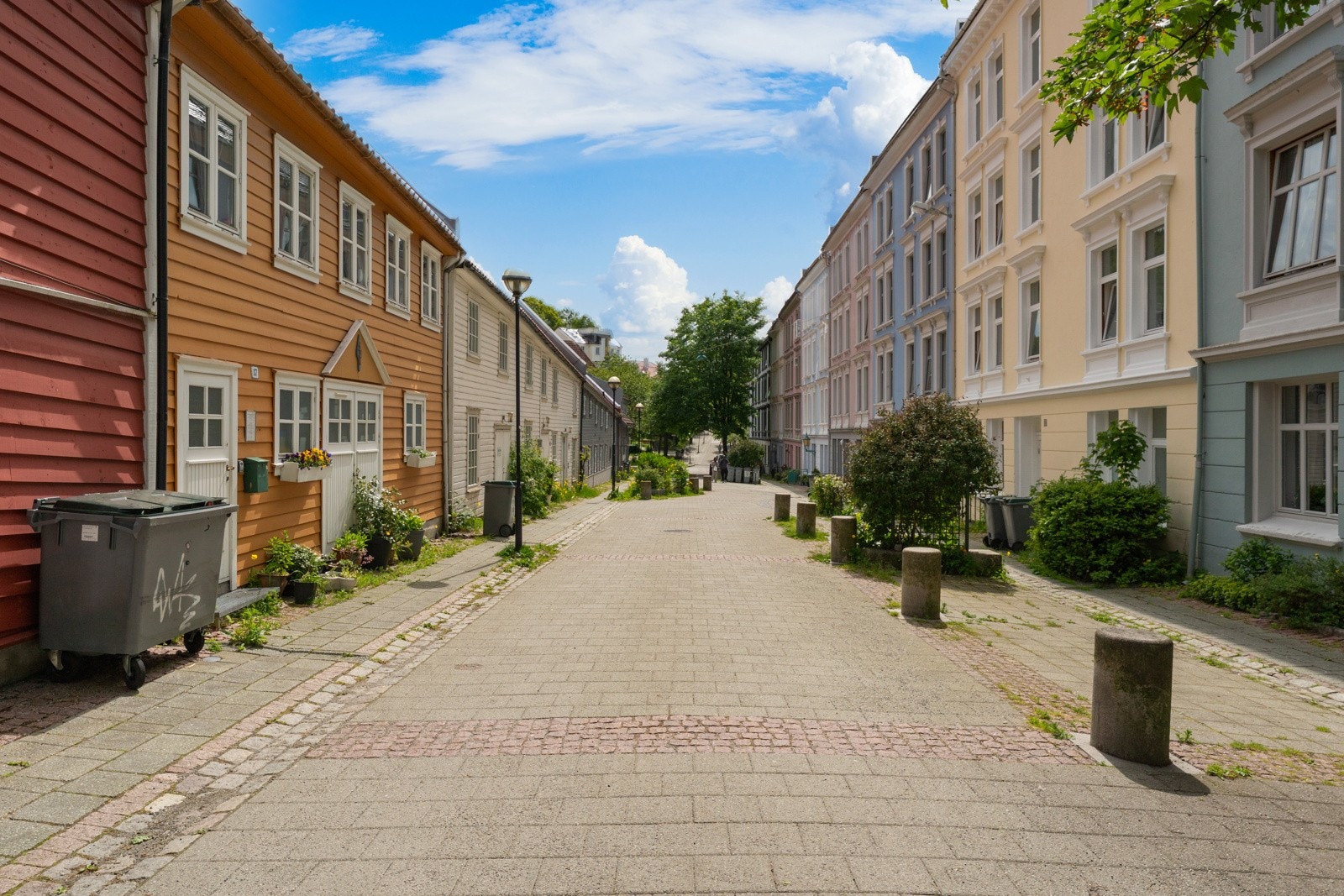 . Nærmeste park, som ligger rett ovenfor, er vakre Meyersmarken. Her ligger mennesker tett i tett på fine sommerdager, og om vinteren benyttes parken for å ake og bygge snømenn. Galleribilde