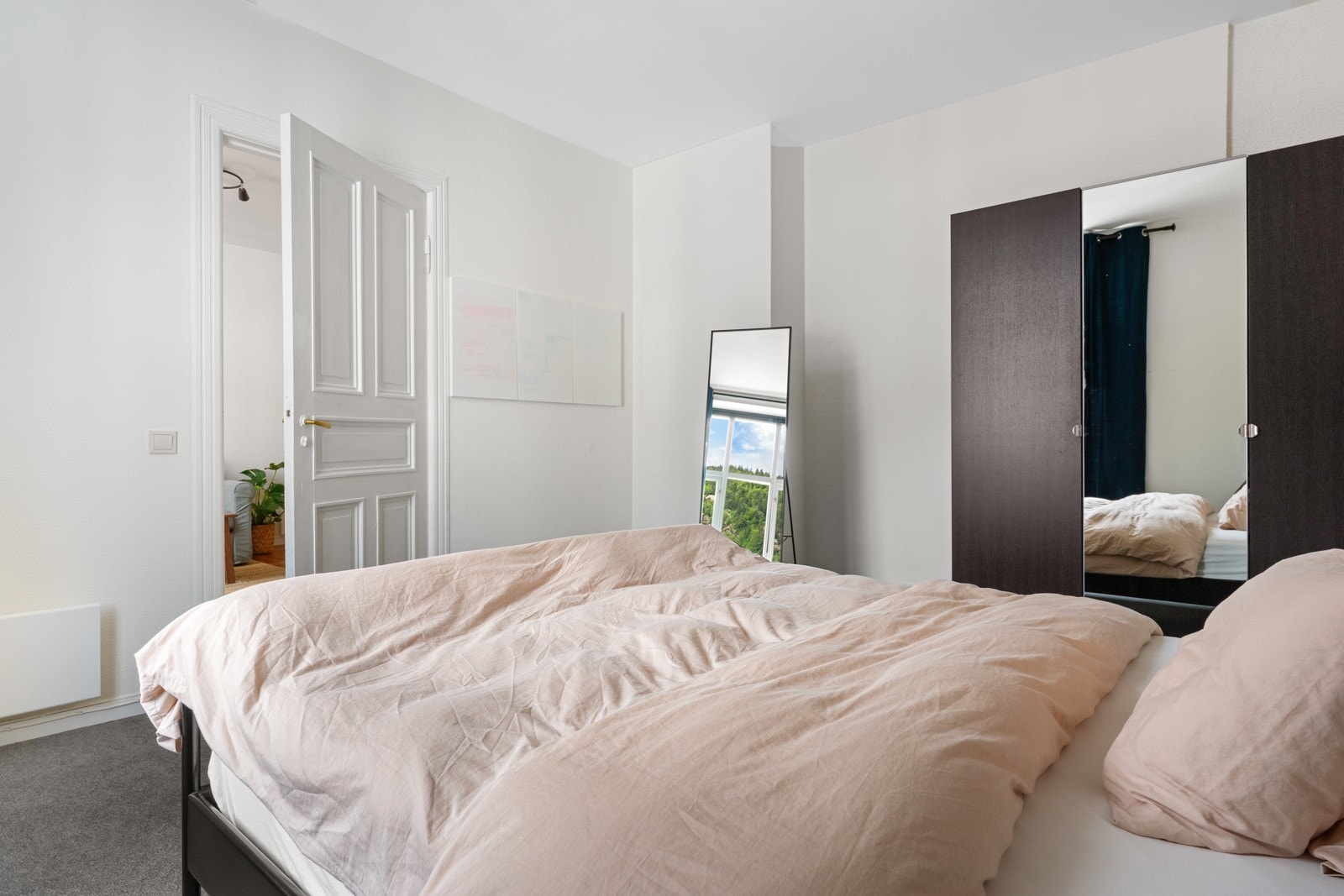 Godt med plass til dobbeltseng, tilhørende møblement og garderobeskap. Galleribilde