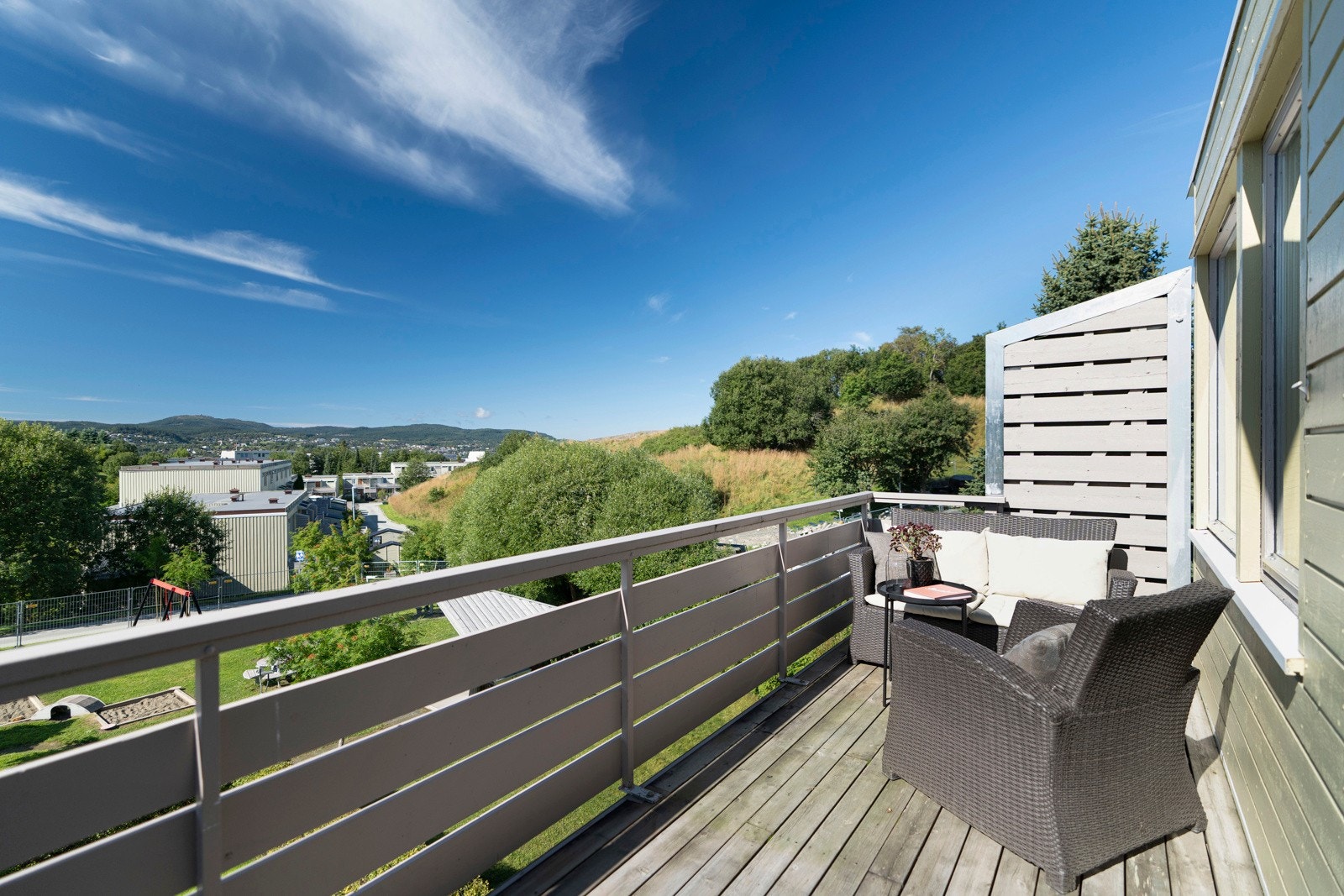 Balkongen på 9 kvm har god plass til utemøblement og her sitter man usjenert. Galleribilde