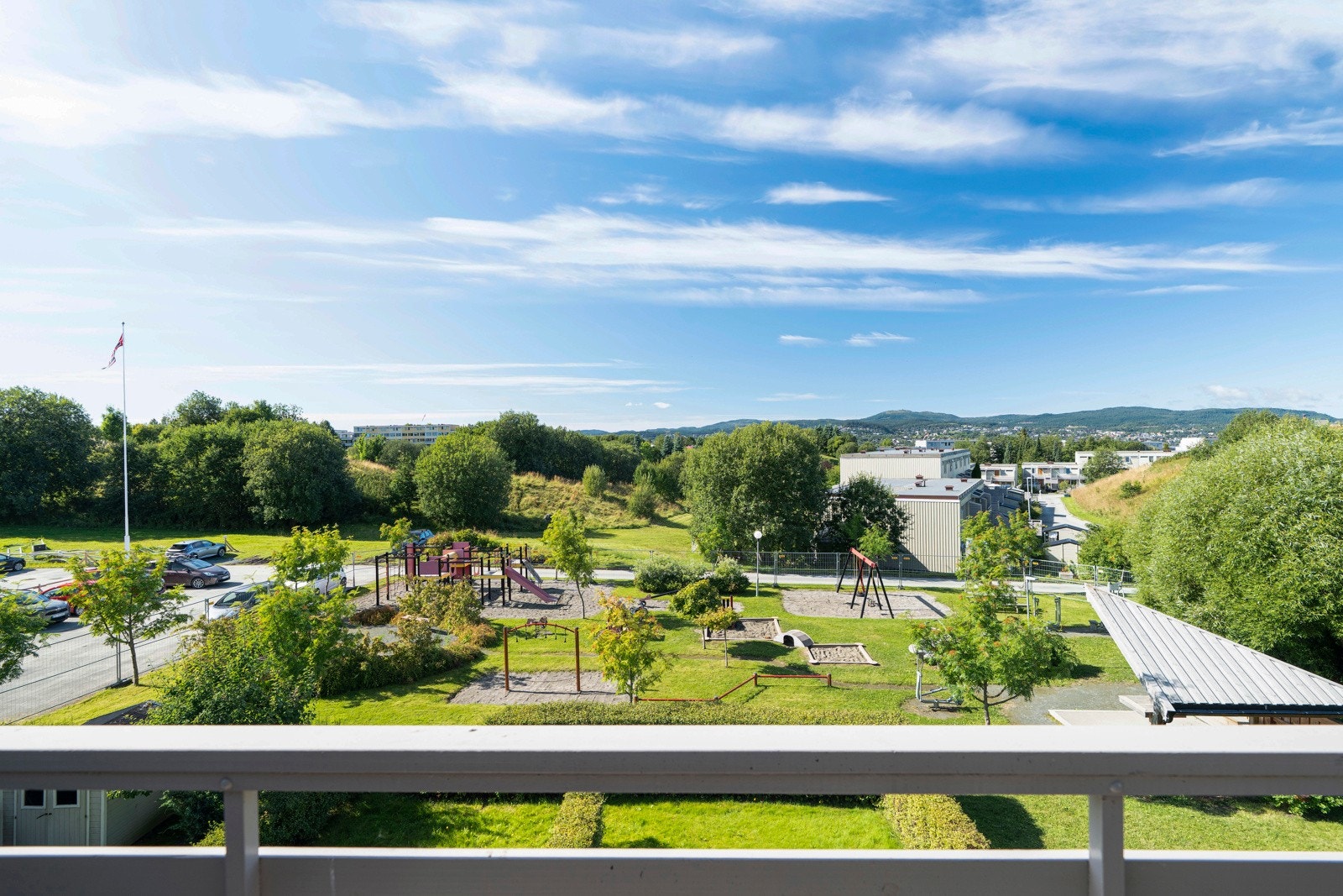 Her nyter man utsikt over nærområdet, vestover mot toppene i Bymarka og nordover i retning byen og Trondheimsfjorden. Galleribilde