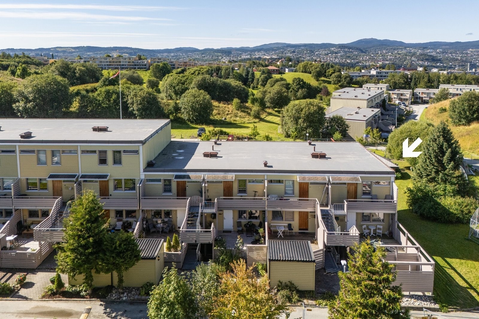 Leiligheten nyter en ypperlig endebeliggenhet øverst i feltet på Blaklihøgda, med åpent og fritt utsyn mot vesthimmelen og store friarealer. Galleribilde