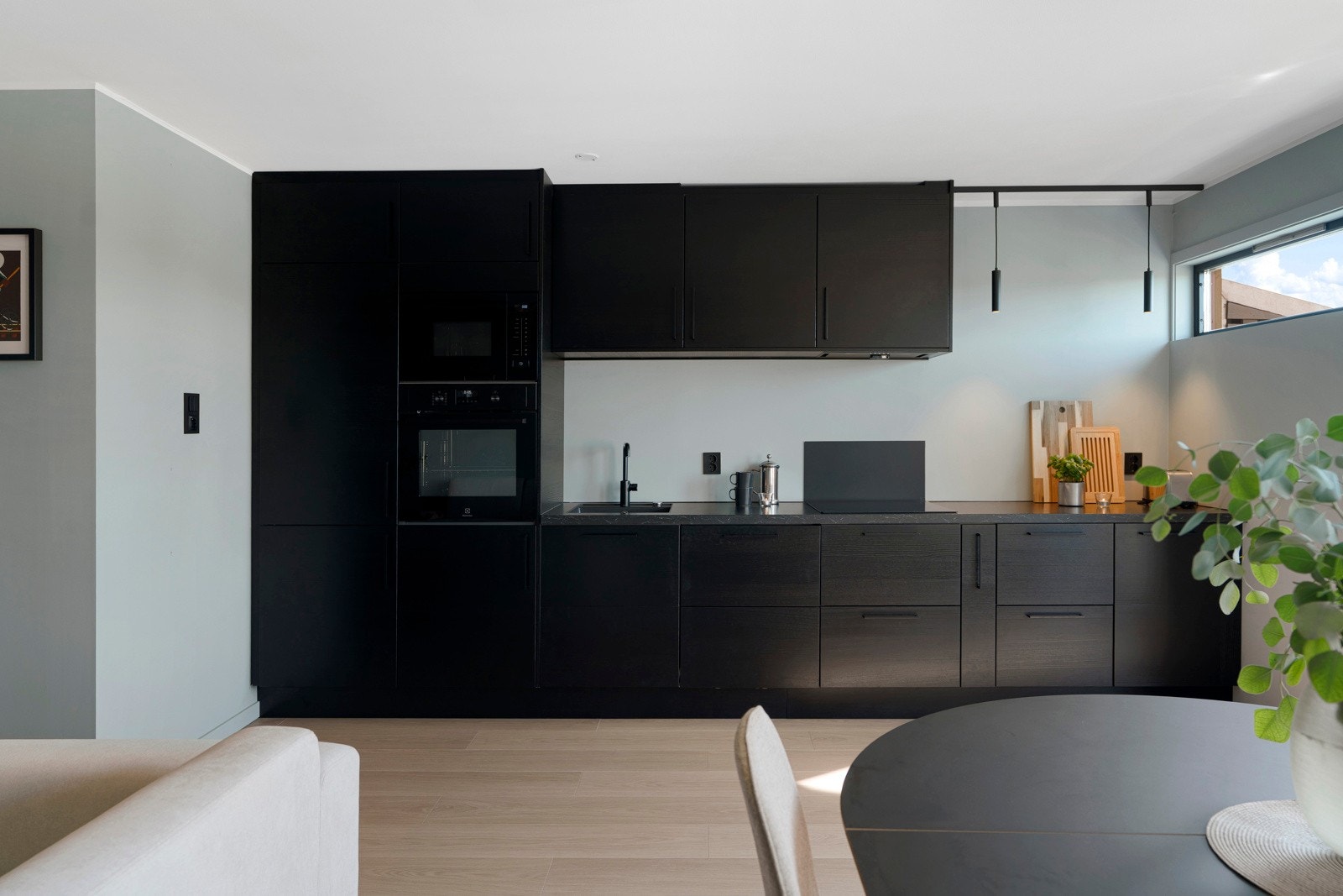 Her er plassen godt utnyttet med over- og underskap, i tillegg til god belysning og mye arbeidsplass langs kjøkkenbenken Galleribilde