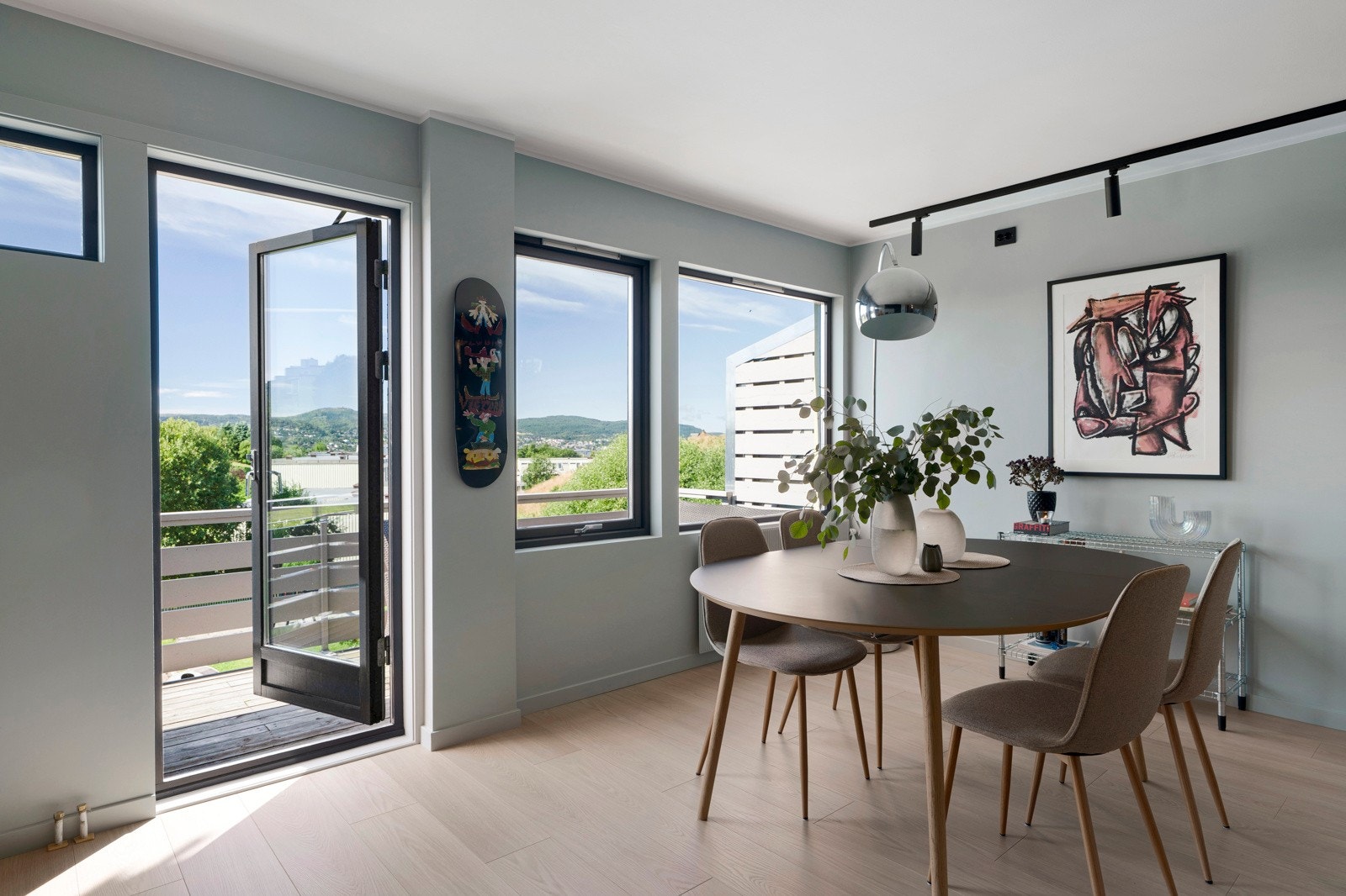 Spisebordet ligger fint plassert ved kjøkkenet og de store vinduene. Galleribilde