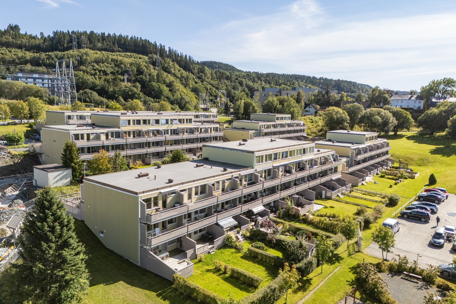 Leiligheten har en flott og tilbaketrukket beliggenhet på Risvollan, med nærhet til helårs turterreng, et rikt utvalg av dagligvare- og servicefunksjoner, samt et av byens beste kollektivtilbud. Galleribilde