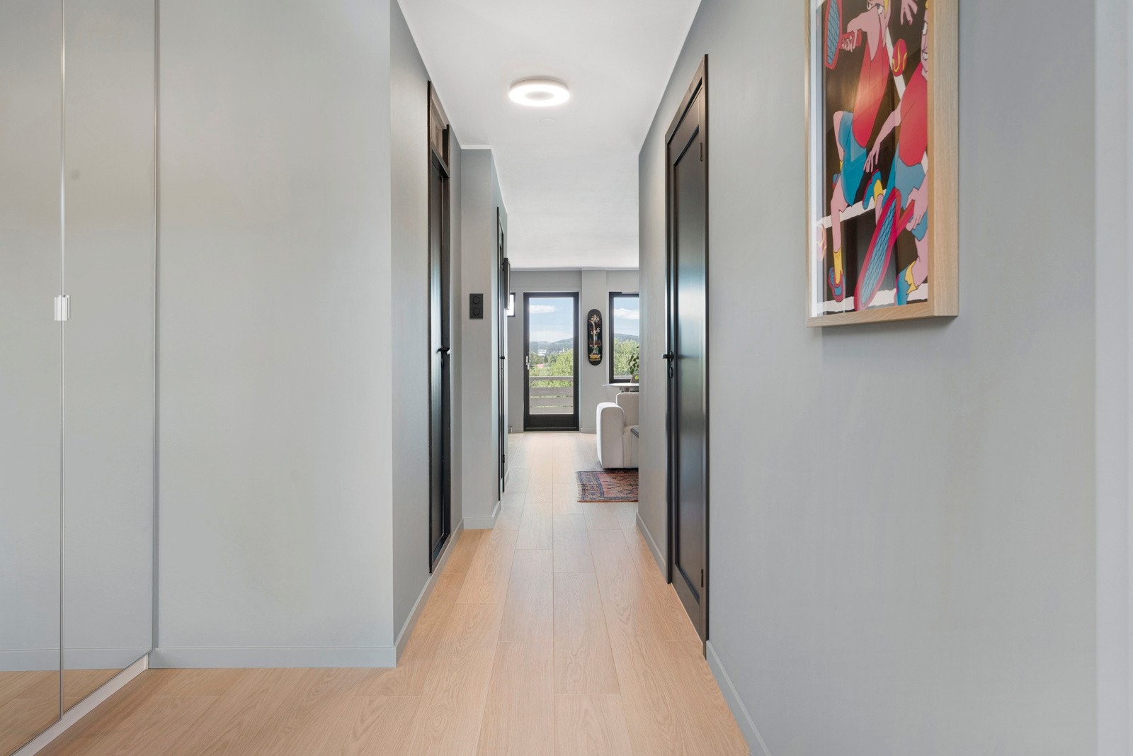 Gangen fordeler videre til alle rom. De fleste gulv har ny flott pergo fra 2024 (Lillehammer pure oak) Galleribilde