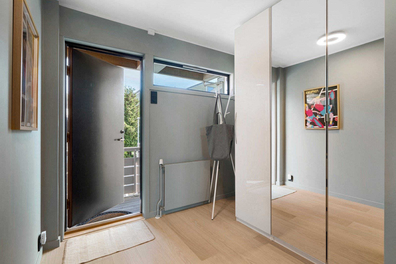 Du blir møtt av en innbydende entré med gode oppbevaringsmuligheter i garderobeskap med speilfronter. Galleribilde