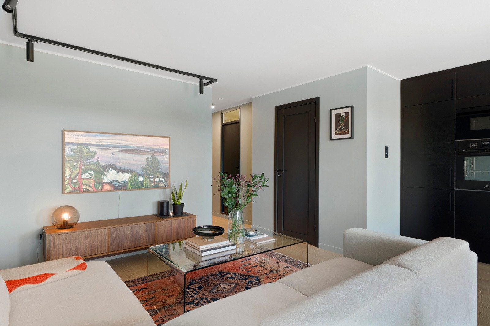 Alle vegger i leiligheten er malt i moderne farger i 2024. Galleribilde