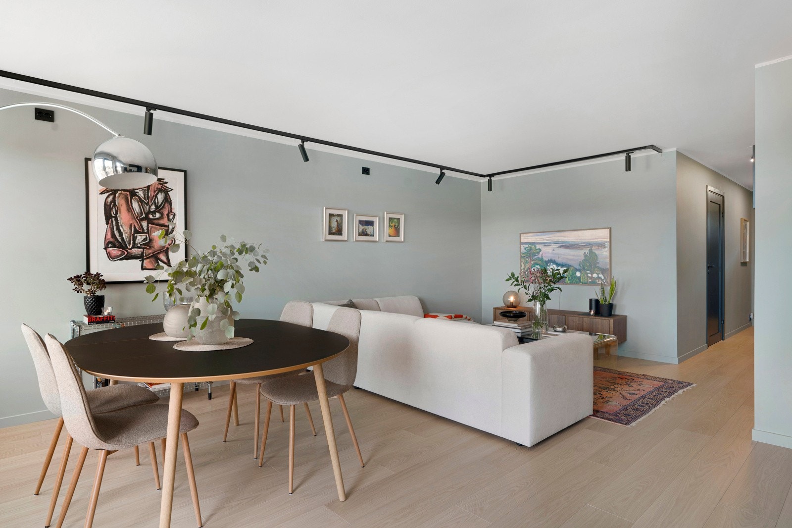 Stuen har en romslig utforming med god plass til sofagruppe, mediemøblement og spisebord. Galleribilde