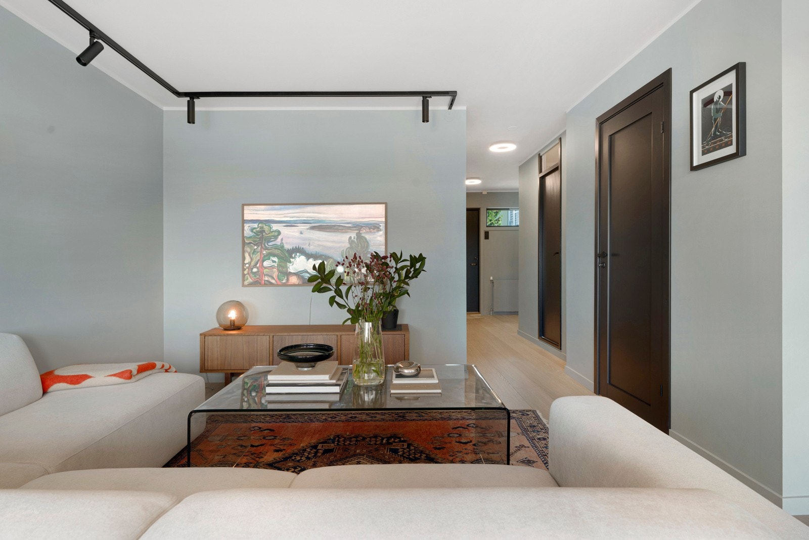 Døren til høyre i bildet viser inngangen til leilighetens bod, som blant annet benyttes til oppbevaring av vaskemaskin. Galleribilde