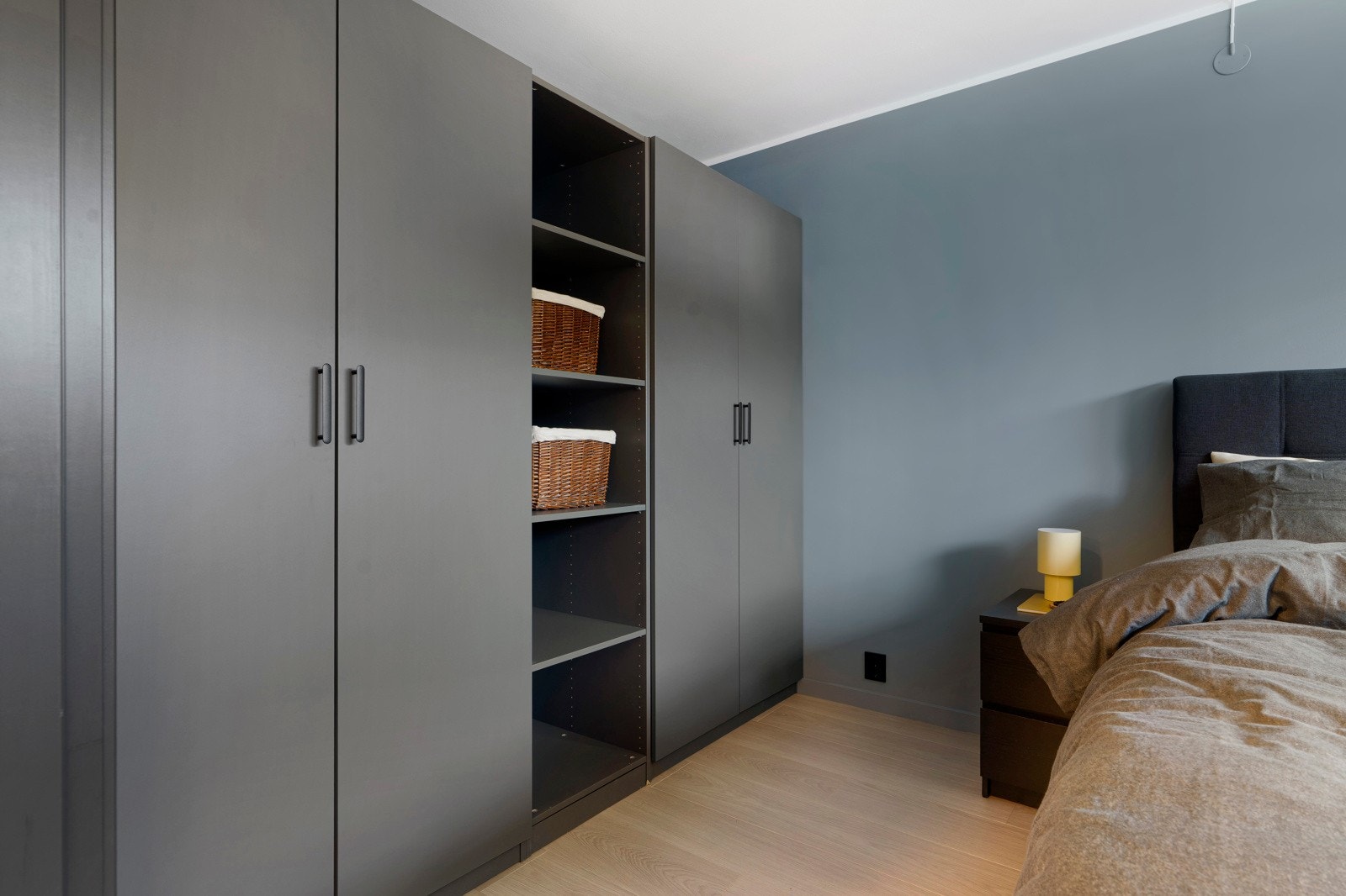 Det er god plass til oppbevaring av klær og sko i medfølgende garderobeskap. Galleribilde