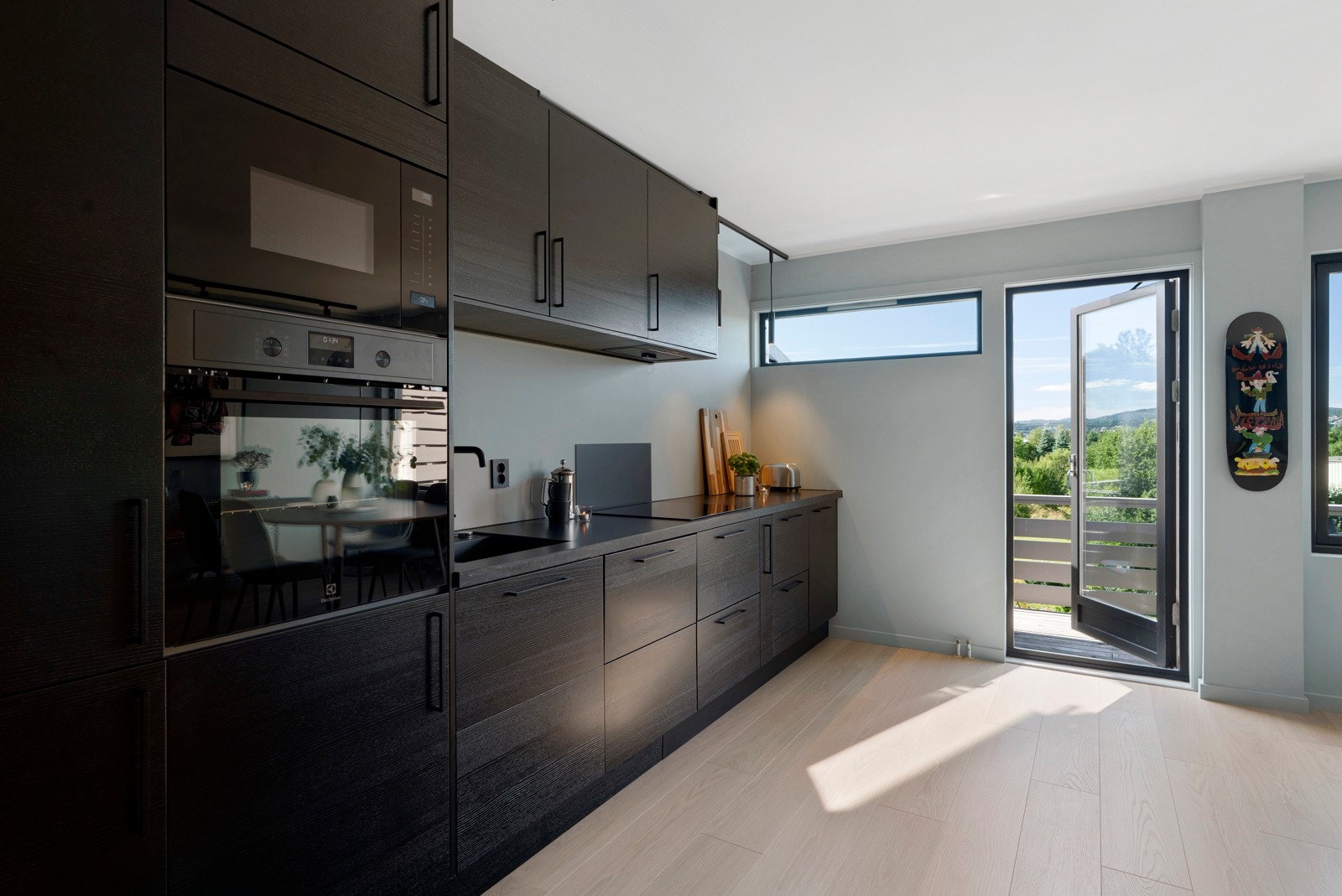 Fra kjøkkenet har man utgang til balkongen Galleribilde