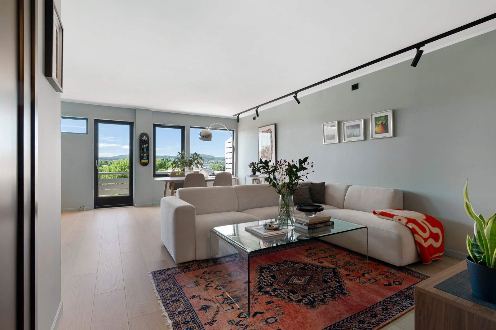 Store vindusflater i vestlig retning slipper inn godt med lys, viser vidstrakt utsikt og bidrar til en luftig atmosfære i rommet. Galleribilde