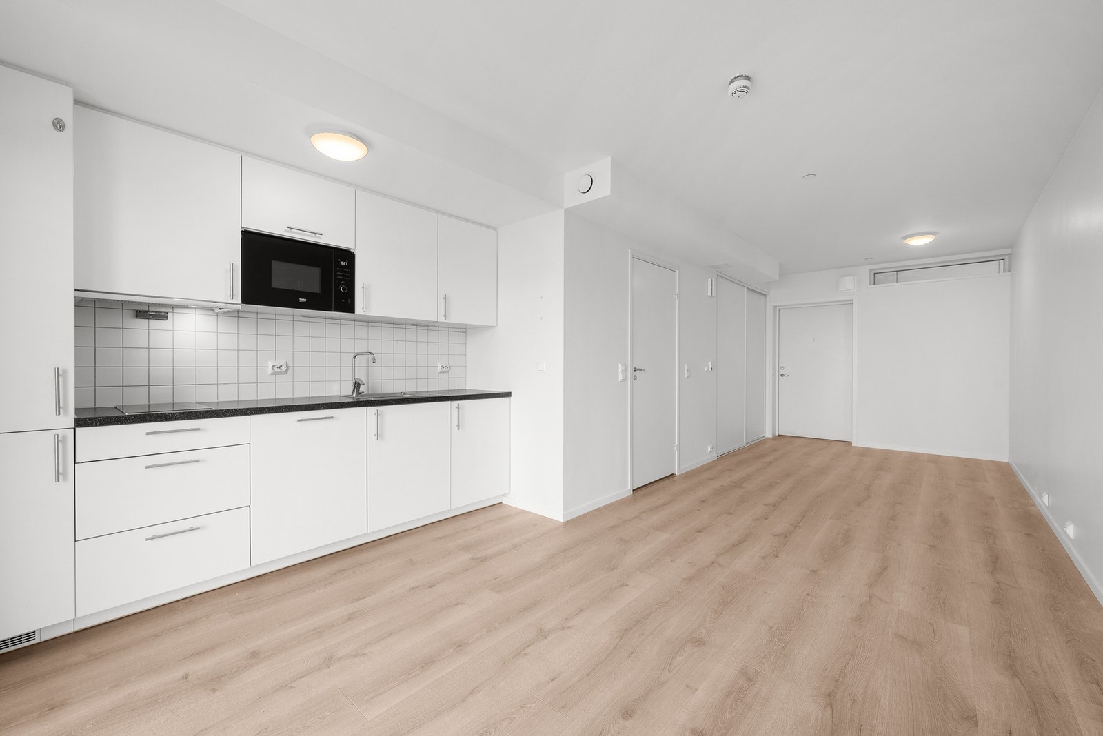 Plassen er godt utnyttet slik at du har god plass til det du måtte ønske i både under-og overskap. Galleribilde