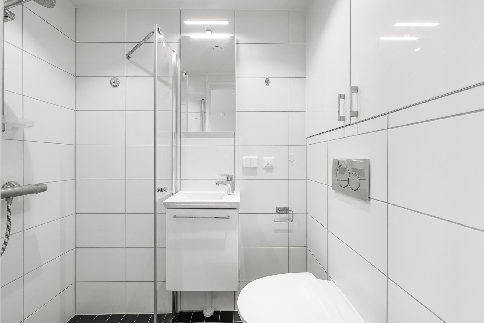 Lekkert baderom med spottere og gulvvarme. Galleribilde