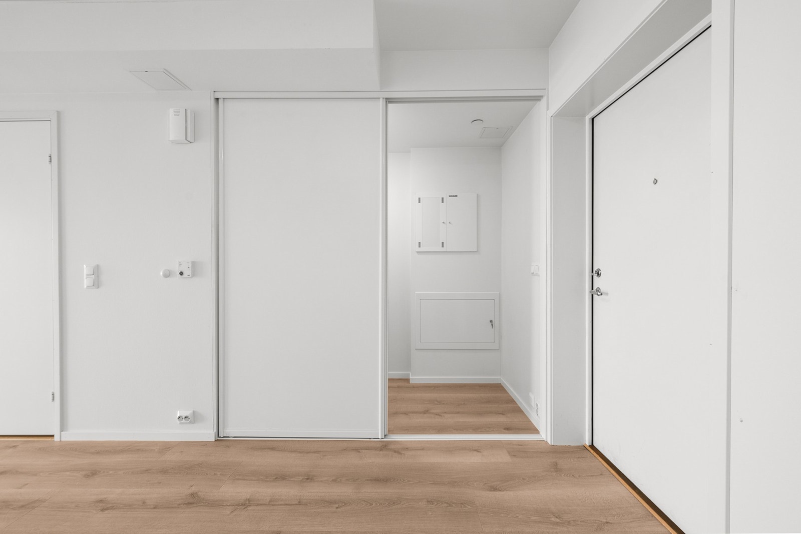 Ved entréen er det god plass til oppbevaring i stor skyvedørsgarderobe. Galleribilde