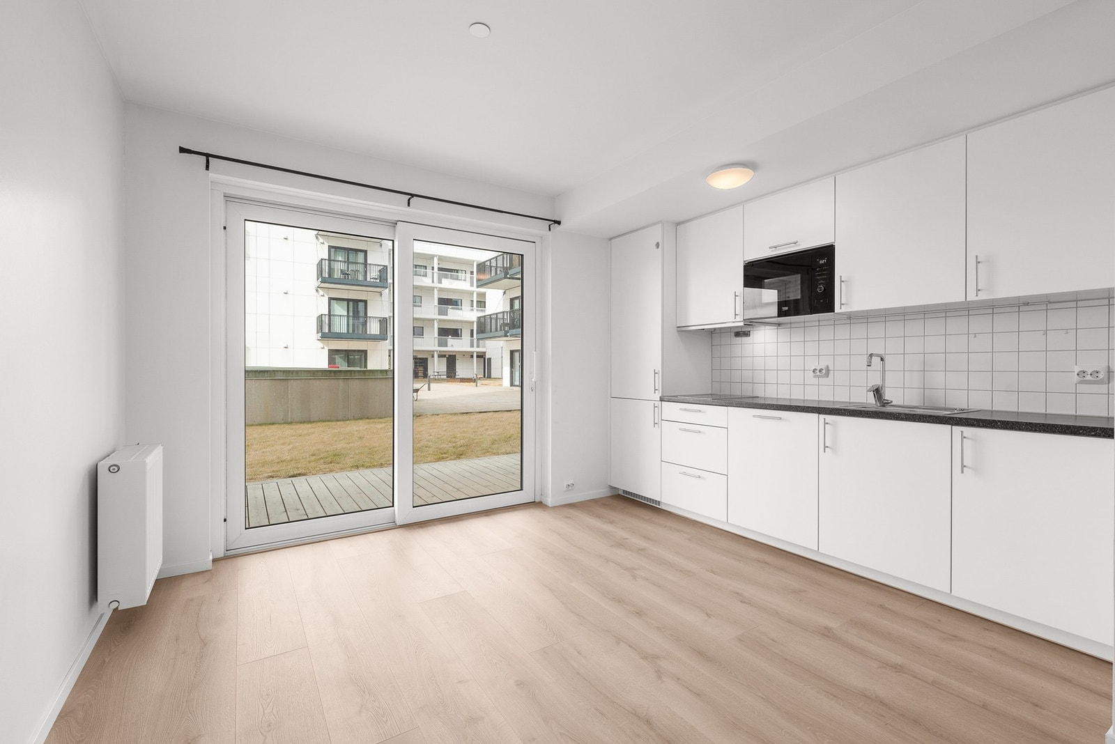 Det er utgang til en flott markterrasse oppmålt til 9 kvm. Galleribilde