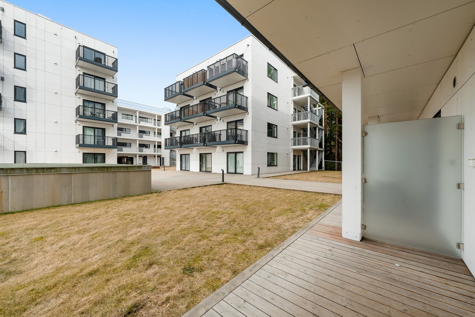 Her er det god plass til lounge, grill, planter og annet ønskelig utemøblement. Galleribilde